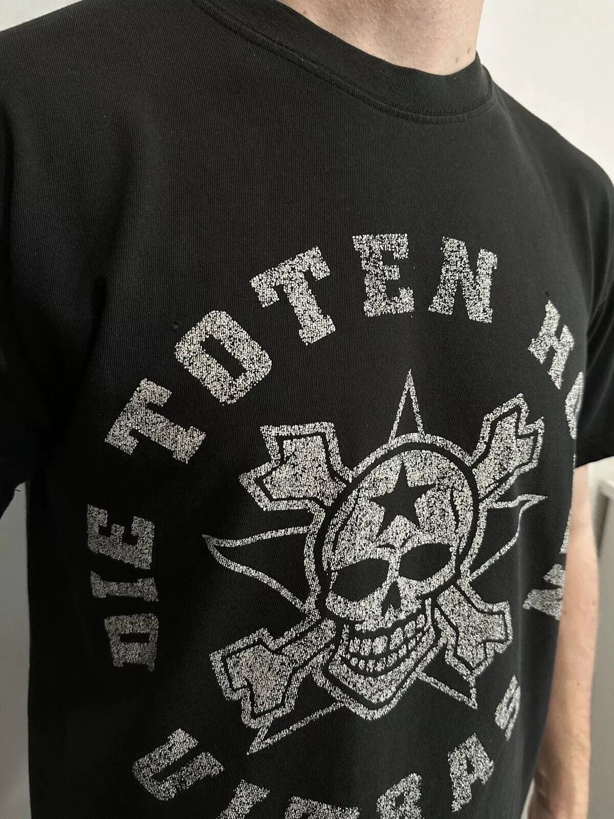 Vintage Vintage 2000s Die Toten Hosen ultras band rock shirt faded Size US S / EU 44-46 / 1 - 4 Thumbnail