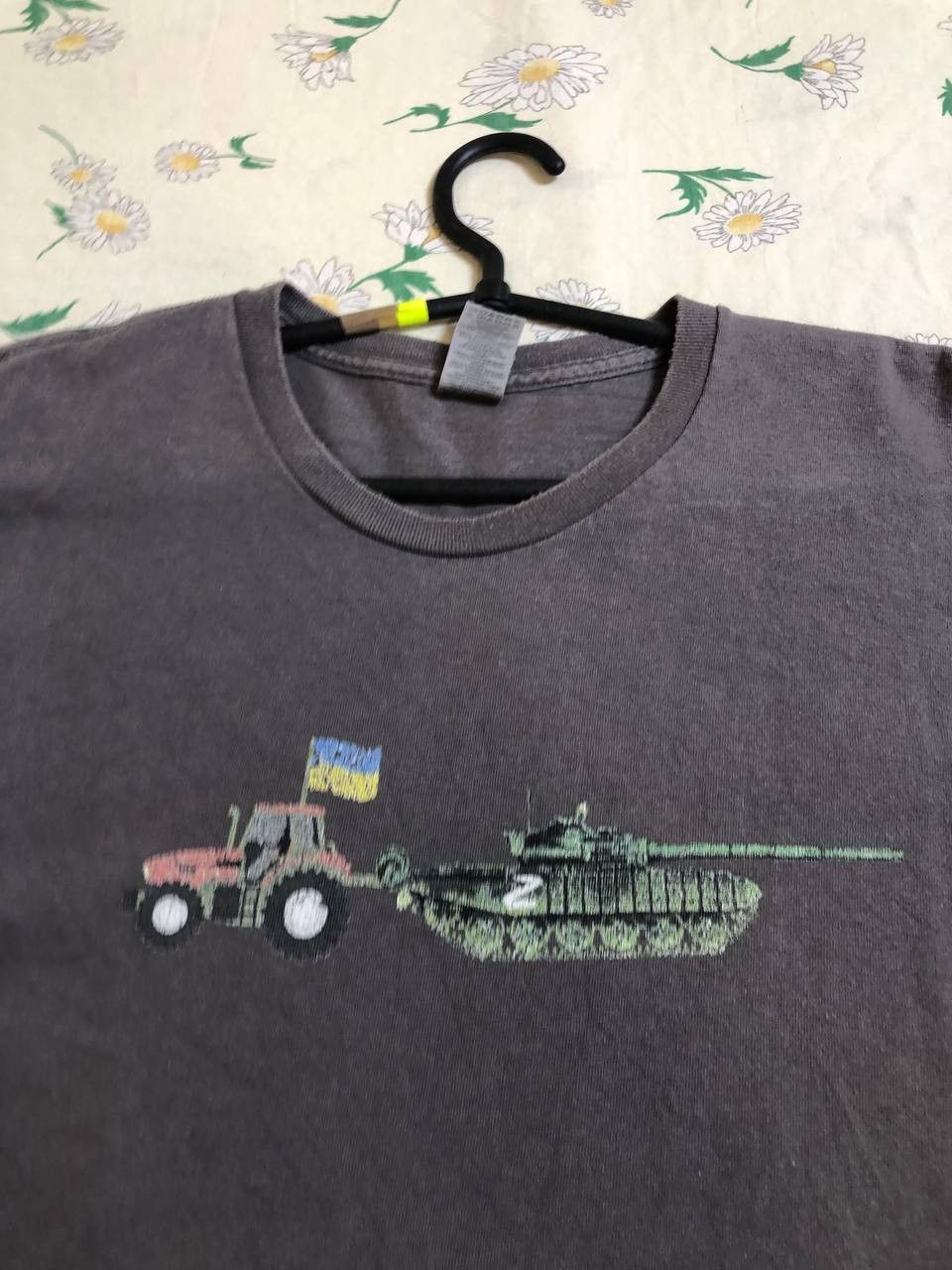 Gildan Gildan UKRAINE tractor pulling T-72 Russian tank cotton Tee Size US L / EU 52-54 / 3 - 4 Thumbnail