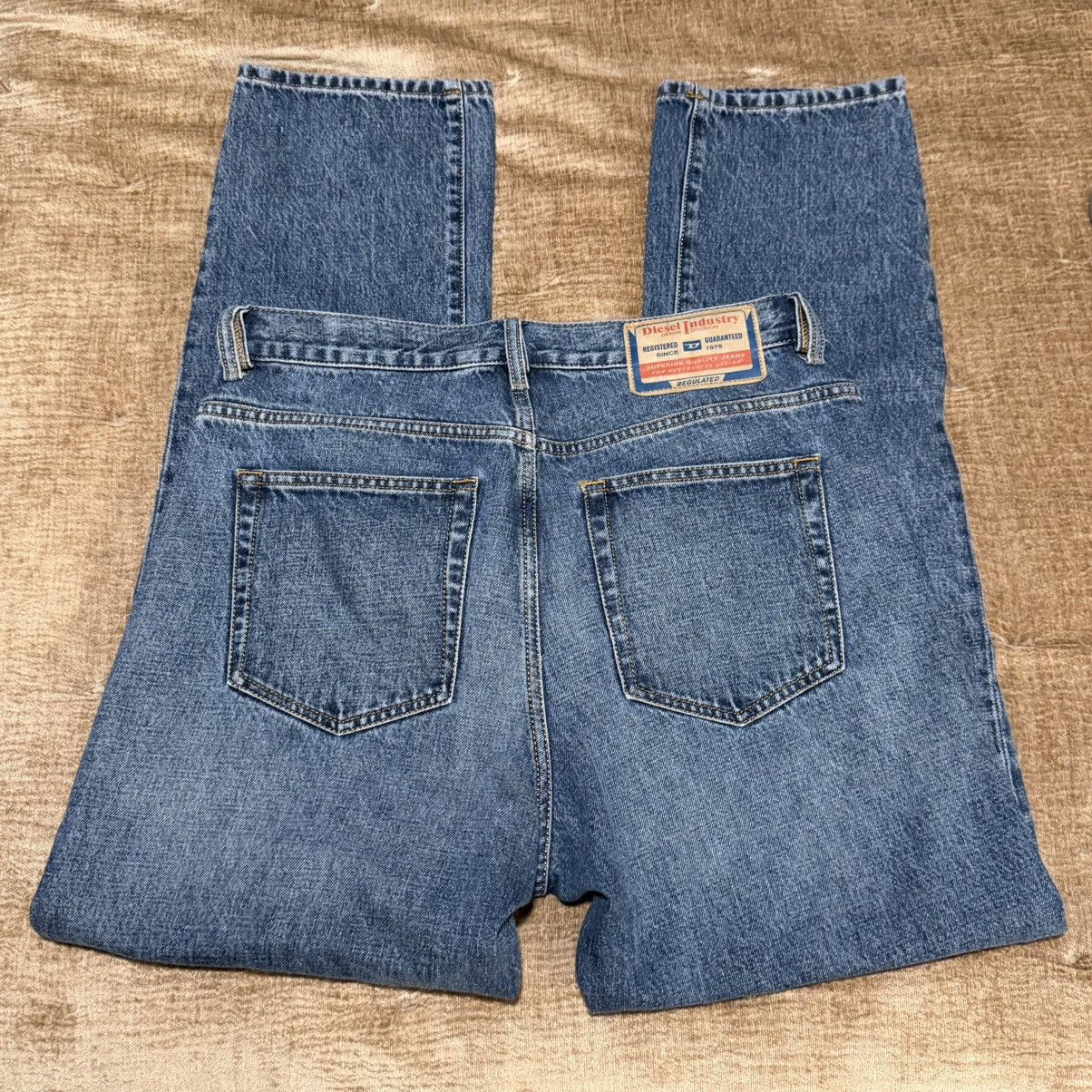 Diesel Diesel D-Viker Straight Denim – Medium Wash (W32-L32) Size US 32 / EU 48 - 7 Thumbnail