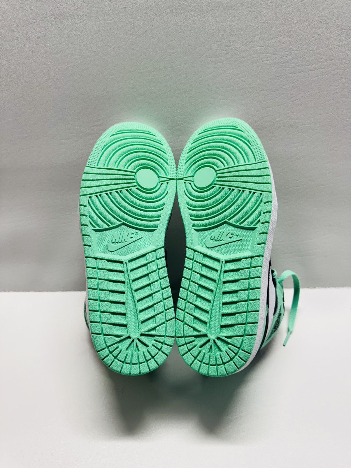 Jordan Brand Nike Air Jordan 1 Retro OG High White/Black-Green Glow Size US 9.5 / EU 42-43 - 6 Thumbnail