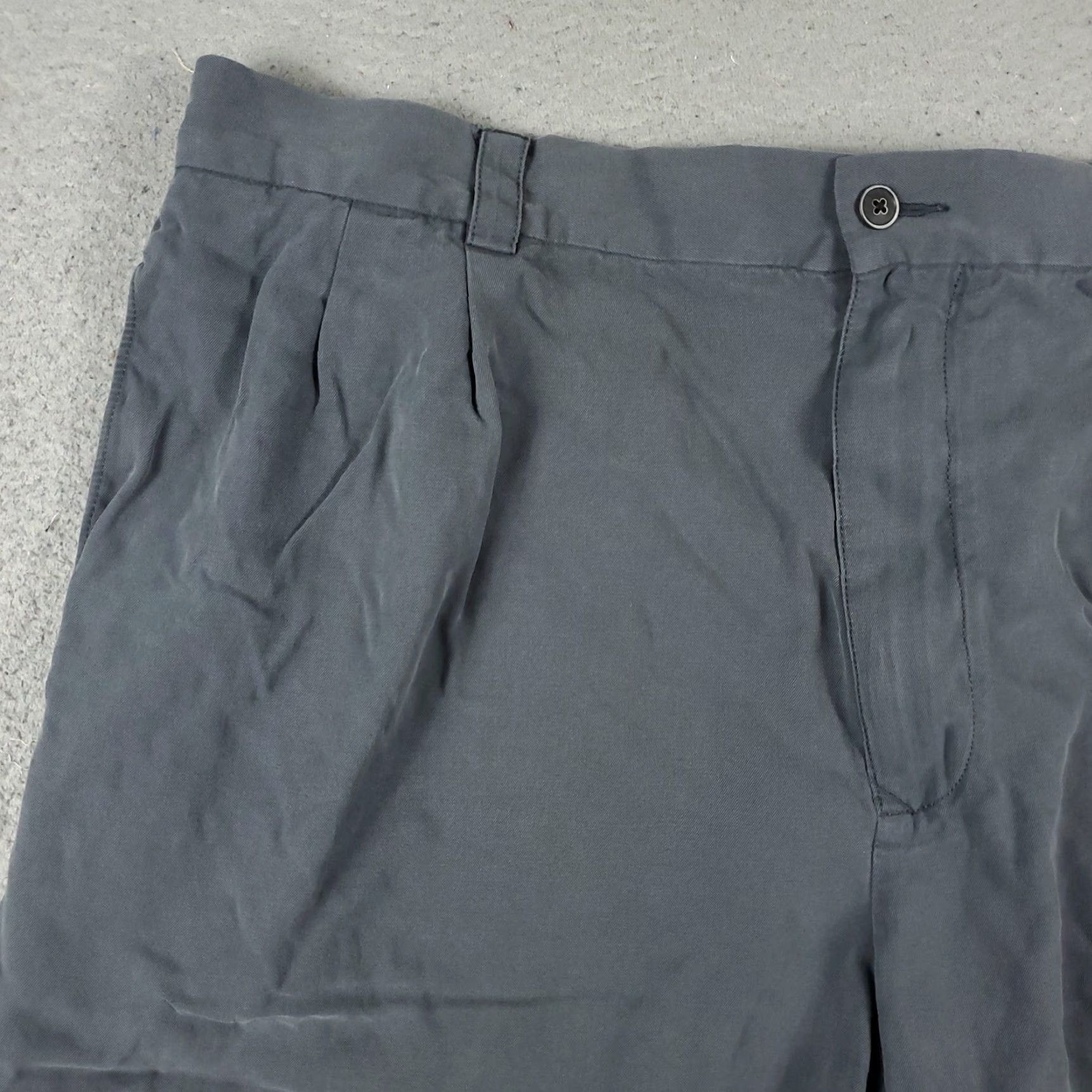 Tommy Bahama VINTAGE Tommy Bahama Shorts Men Size 38 Gray Silk Casual Pleated Chino Size US 38 / EU 54 - 2 Thumbnail