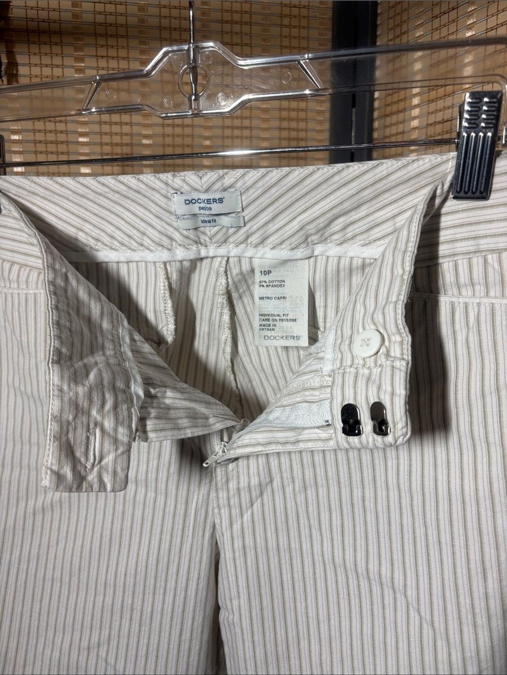 Other Dockers Women’s Cream and Gray Pinstripe Metro Capris Size 32" / US 10 / IT 46 - 5 Thumbnail