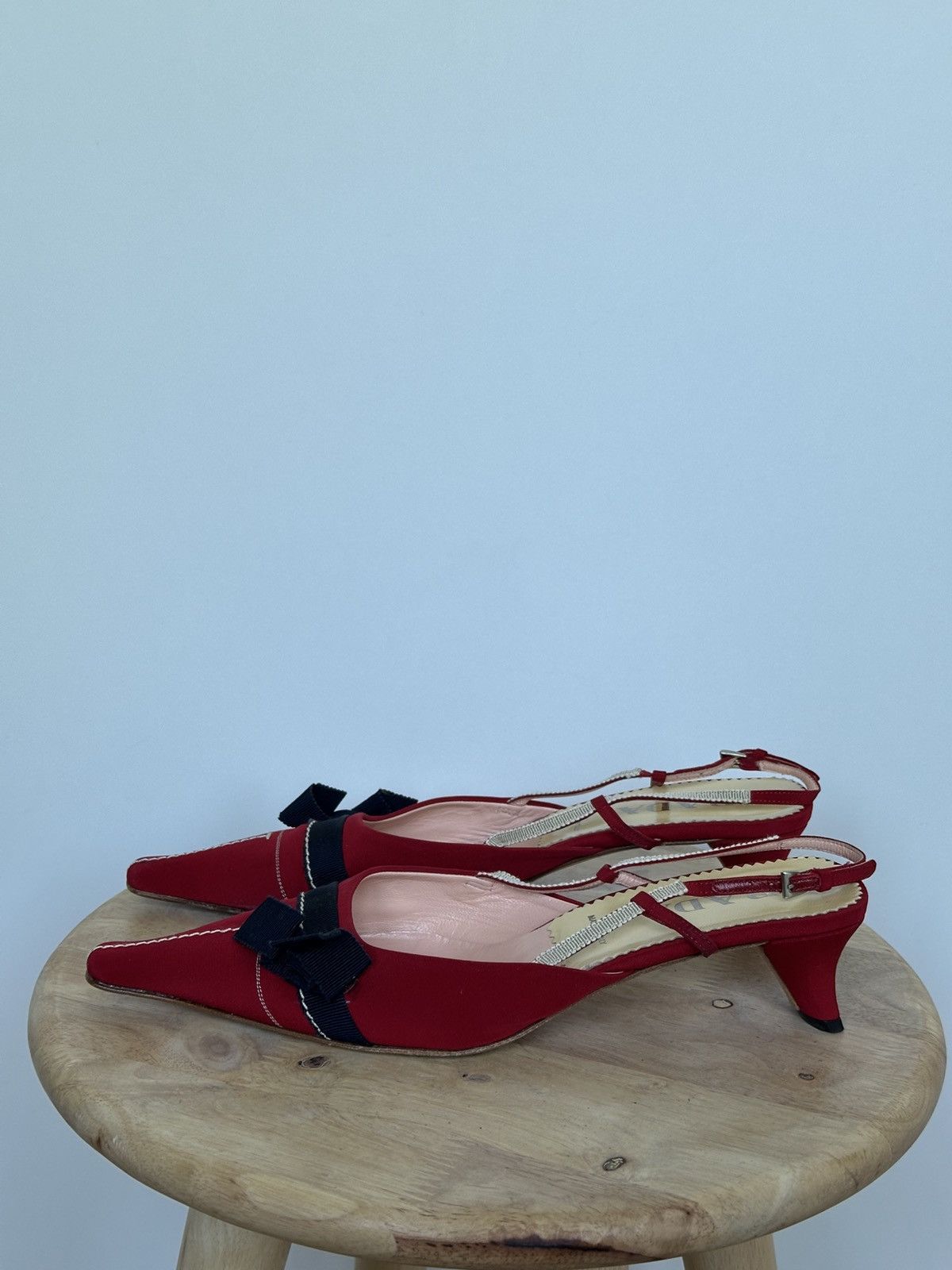 Prada Tytuł Prada Red Satin Slingback Kitten Heels With Navy Bow Size US 7.5 / IT 37.5 - 2 Thumbnail