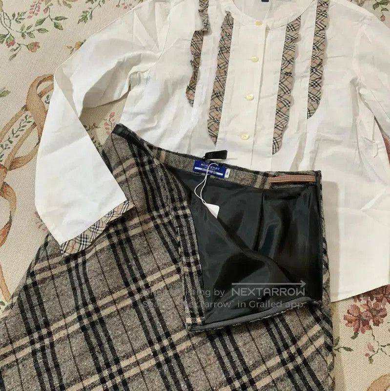 Burberry Burberry Gray Wool-Blend Plaid Midi Skirt. Size 23" - 4 Thumbnail