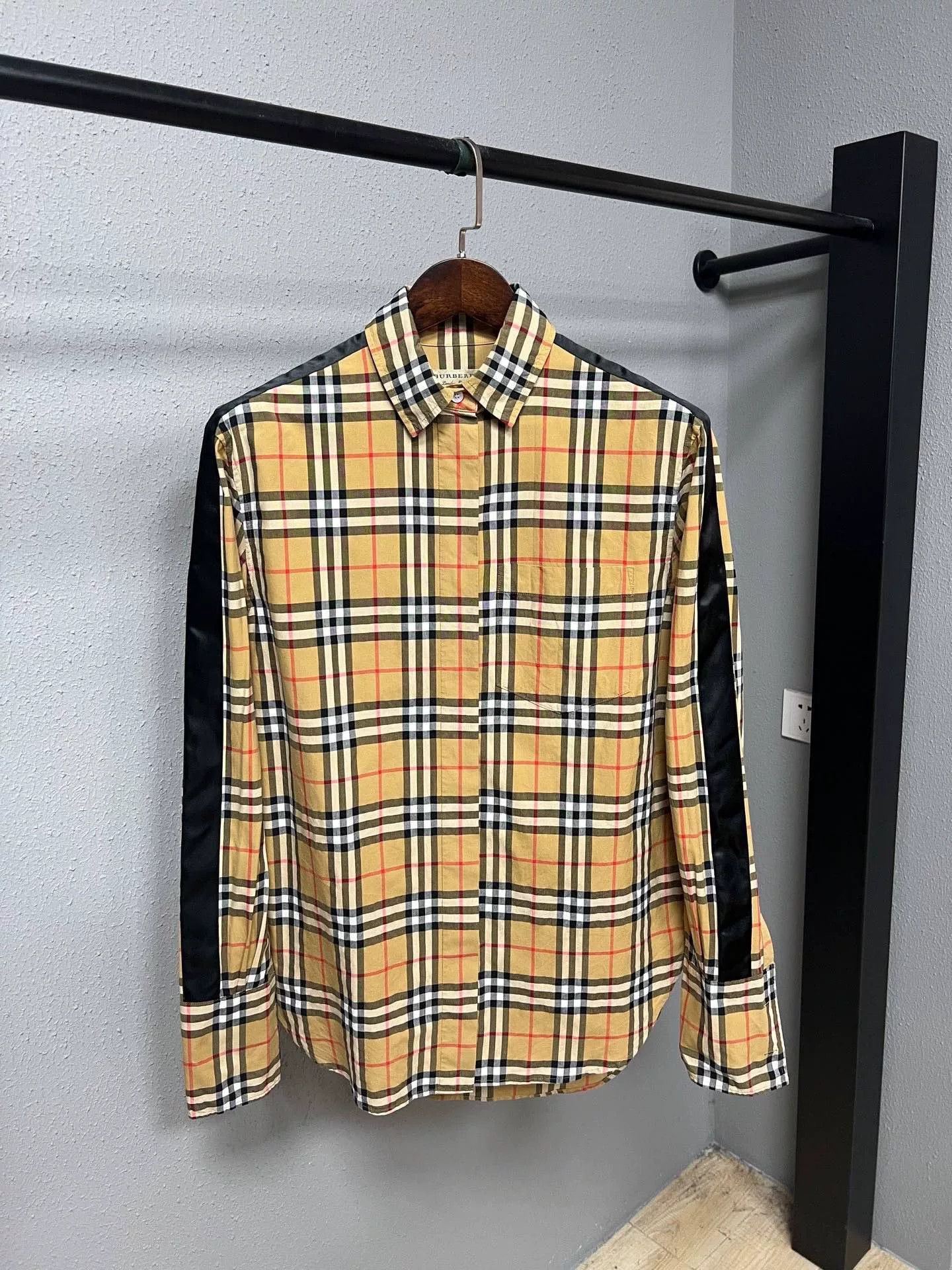 Burberry Burberry Black Trim Check Shirt Size L / US 10 / IT 46 - 1 Thumbnail
