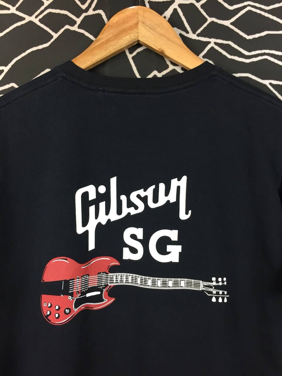 Uniqlo Uniqlo Gibson Brands Inc. 2021 Gibson SG Guitar Graphic Tee Size US M / EU 48-50 / 2 - 3 Thumbnail