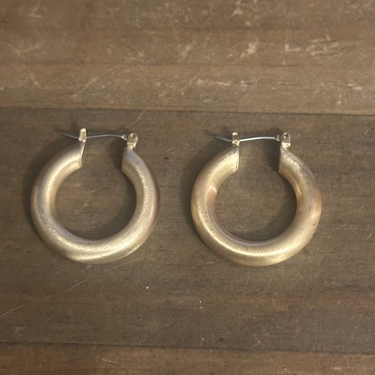 Other Gold tone satin hoop earrings Size ONE SIZE - 6 Thumbnail