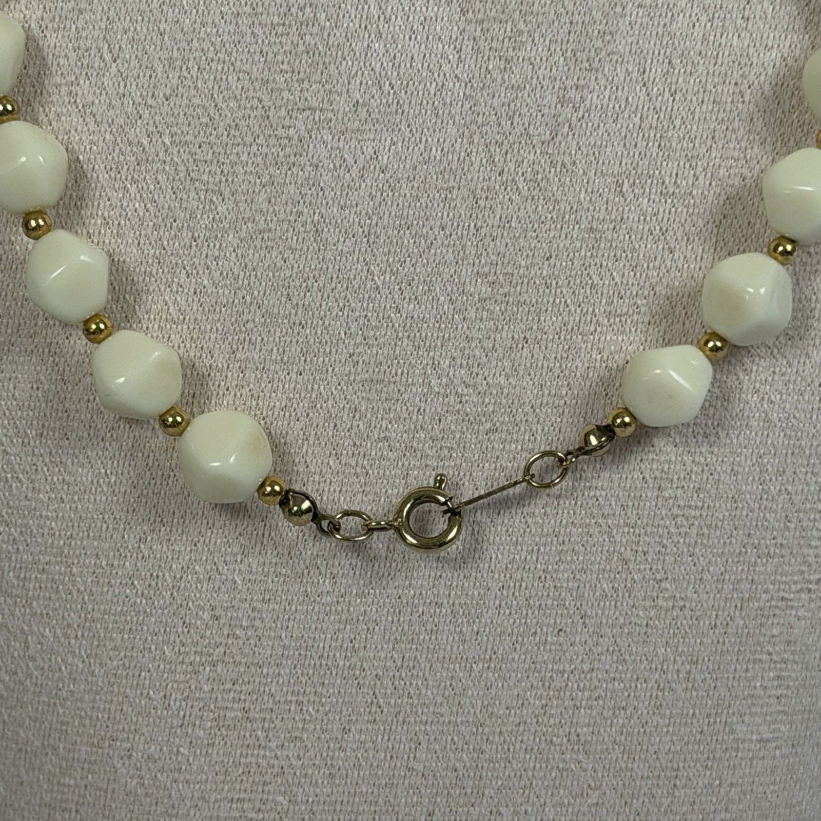 Vintage VTG Avon Nugget Necklace 24" Chunky Cream Graduated Beads Size ONE SIZE - 5 Thumbnail