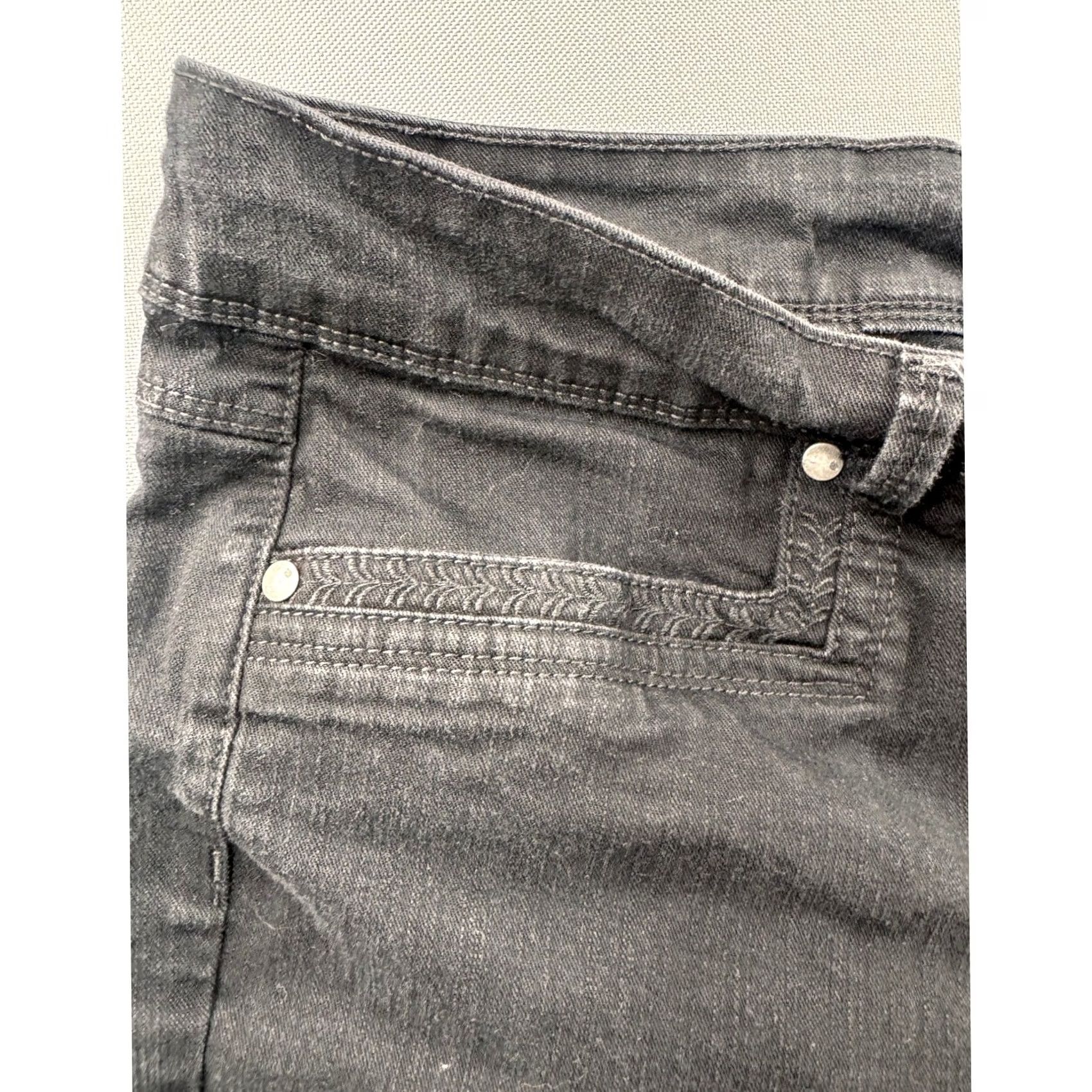 Gloria Vanderbilt Gloria Vanderbilt Skimmer Shorts Black Denim 12 Womens Slim Knee Length Cuffed 5-Pocket Design Stretch Flat Front Mid Rise Casual Workwear Size 24" / US 00 / IT 34 - 3 Thumbnail