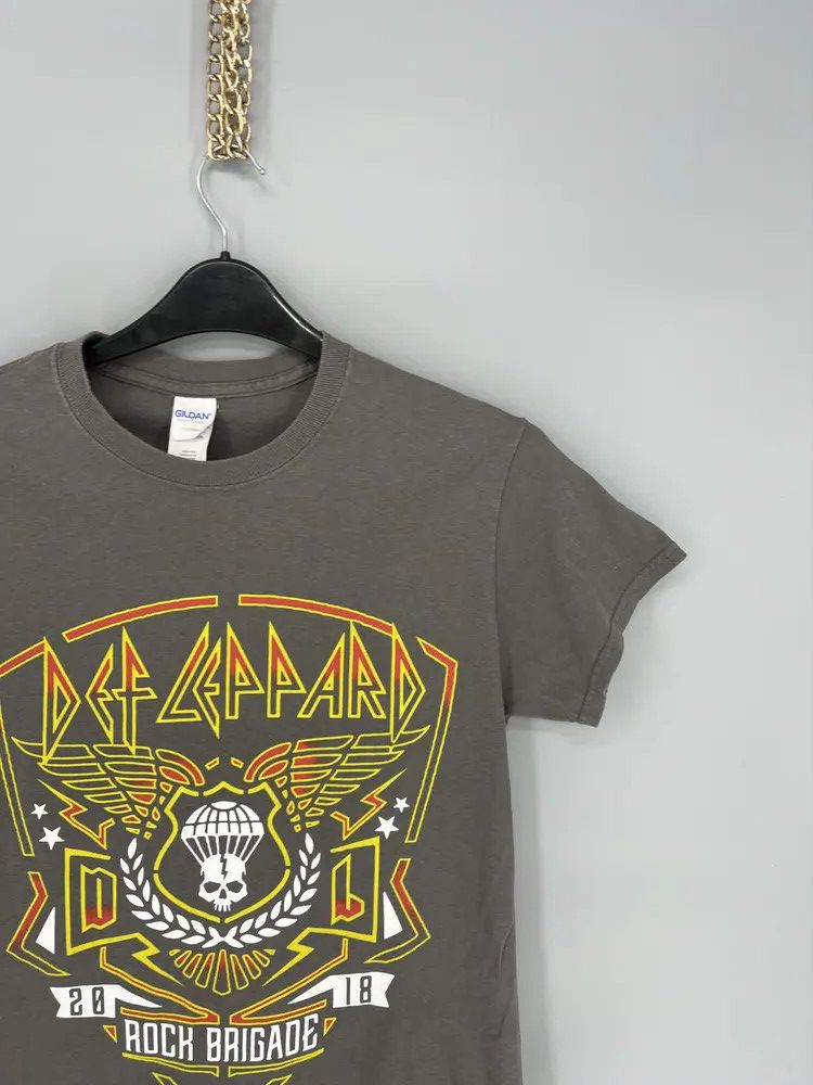 Band Tees Vintage Y2K Def Leppard Tour 2018 Band Tee Size S Size US S / EU 44-46 / 1 - 6 Thumbnail