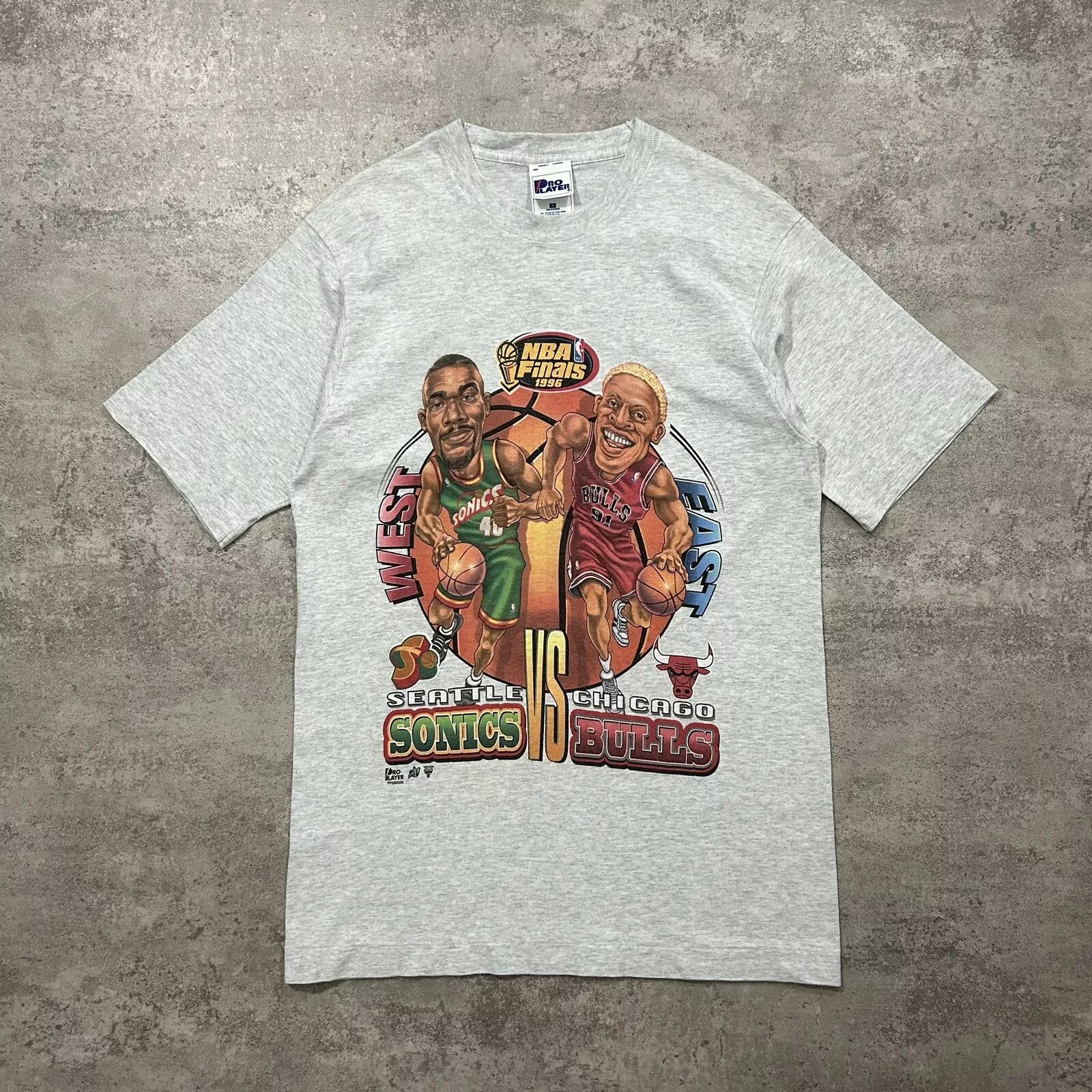 NBA × Vintage FINALS 1996 BULLS vs SONICS RODMAN KEMP CARICATURE T-SHIRT Size US M / EU 48-50 / 2 - 1 Thumbnail