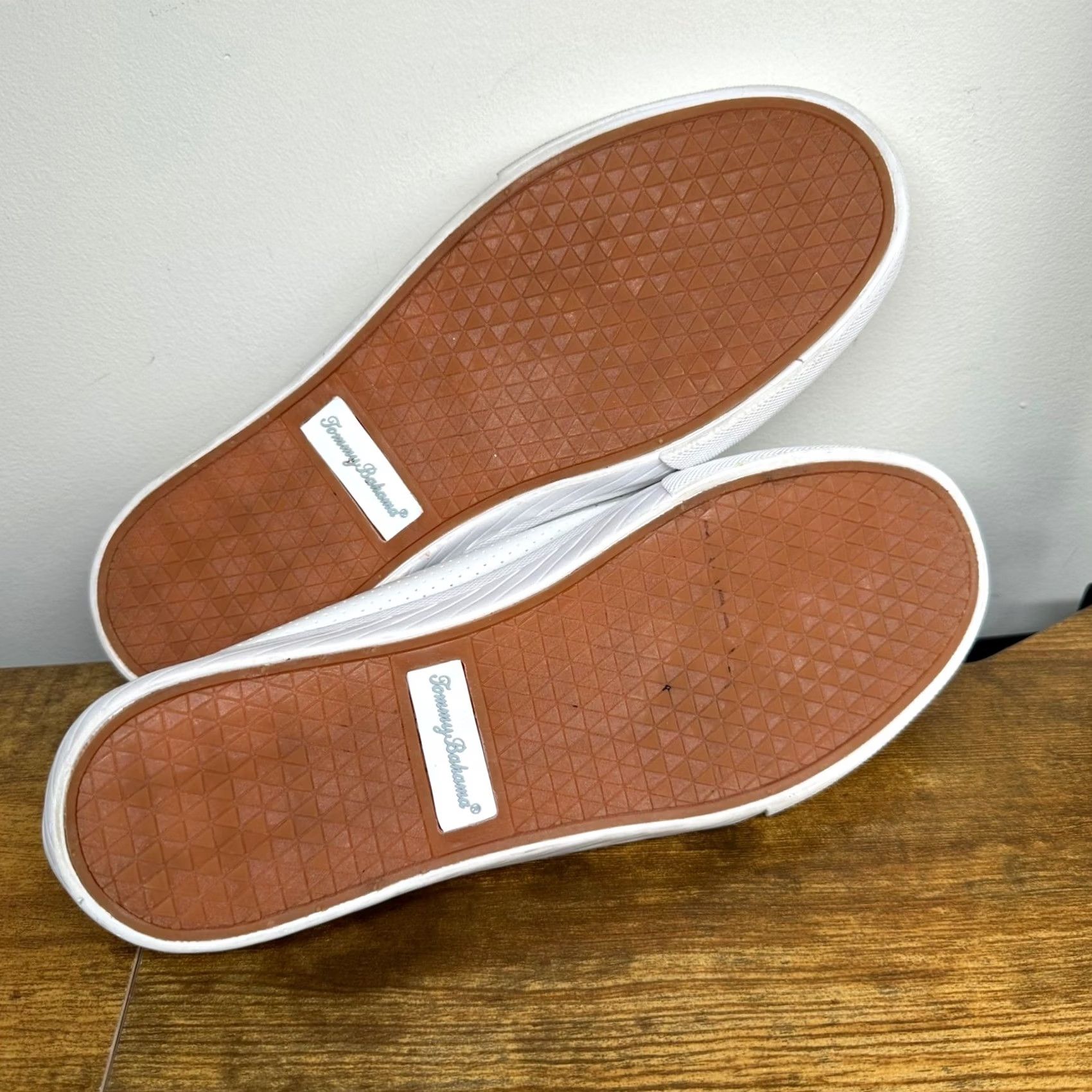 Tommy Bahama Tommy Bahama Womens White Perforated Low Top Lace Up Sneakers Scalloped Edge Shoes Gallery Brown? Size L / US 10 / IT 46 - 7 Thumbnail