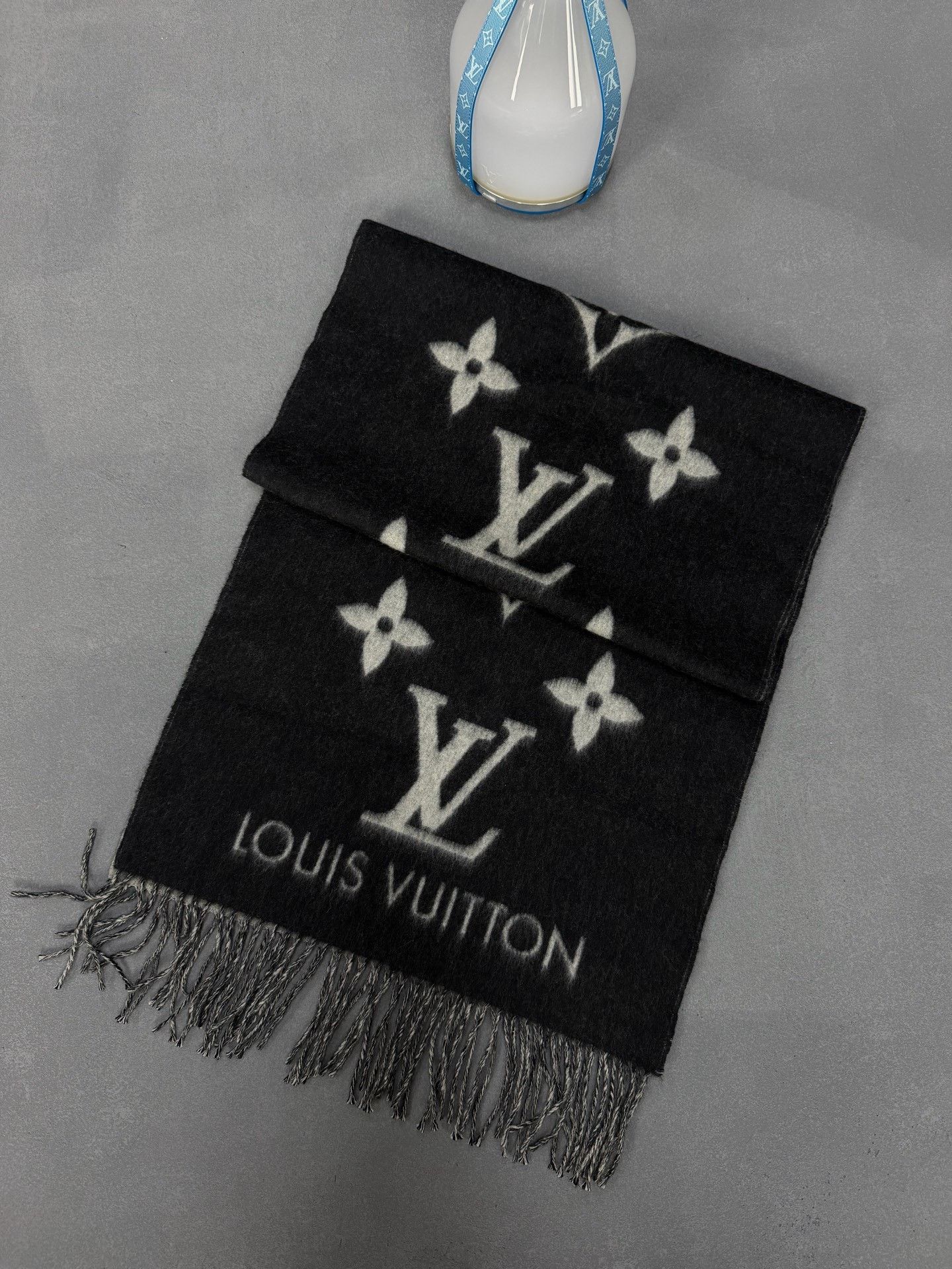 Louis Vuitton Louis Vuitton Gray Scarf L Men Size ONE SIZE - 1 Thumbnail