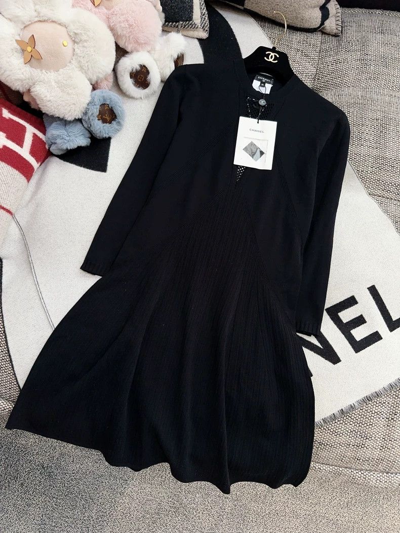 Chanel Chanel 24b black hollow V-neck knitted dress Size XS / US 0-2 / IT 36-38 - 6 Thumbnail