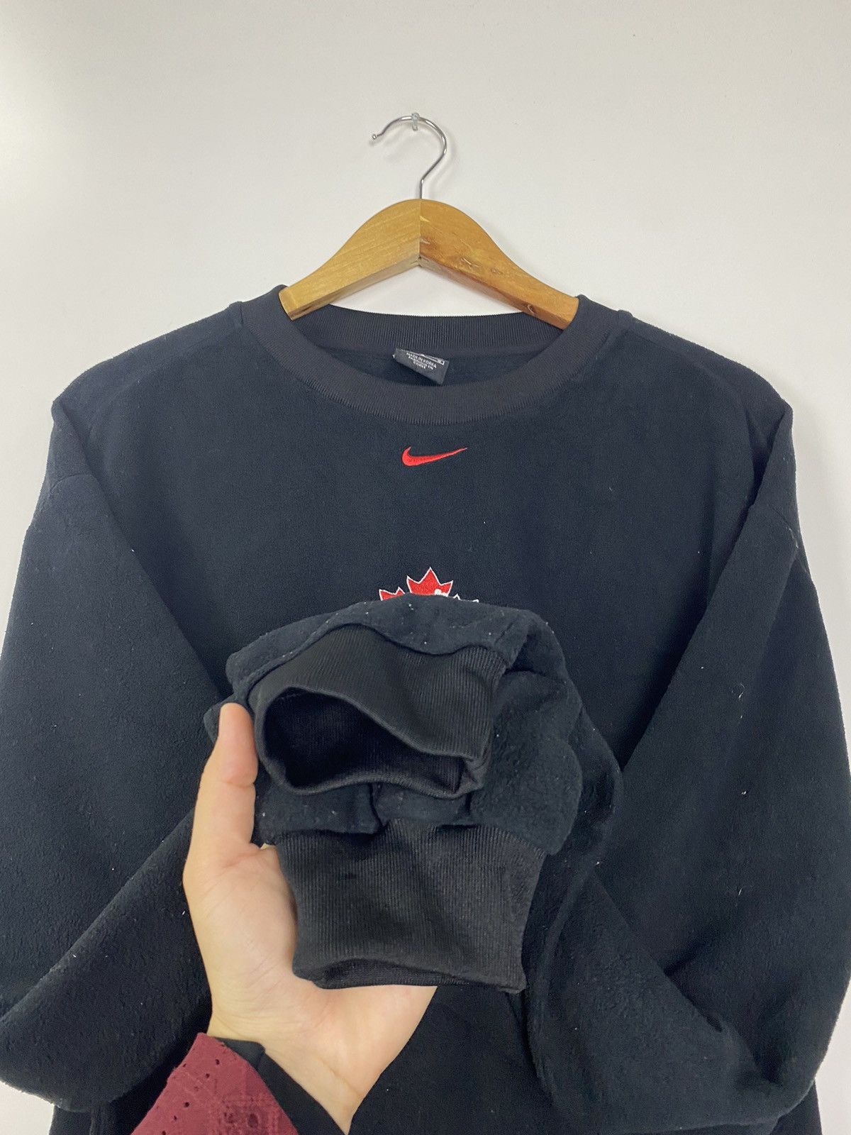 Vintage Vintage Nike Canada Black Sweater Size US L / EU 52-54 / 3 - 9 Thumbnail
