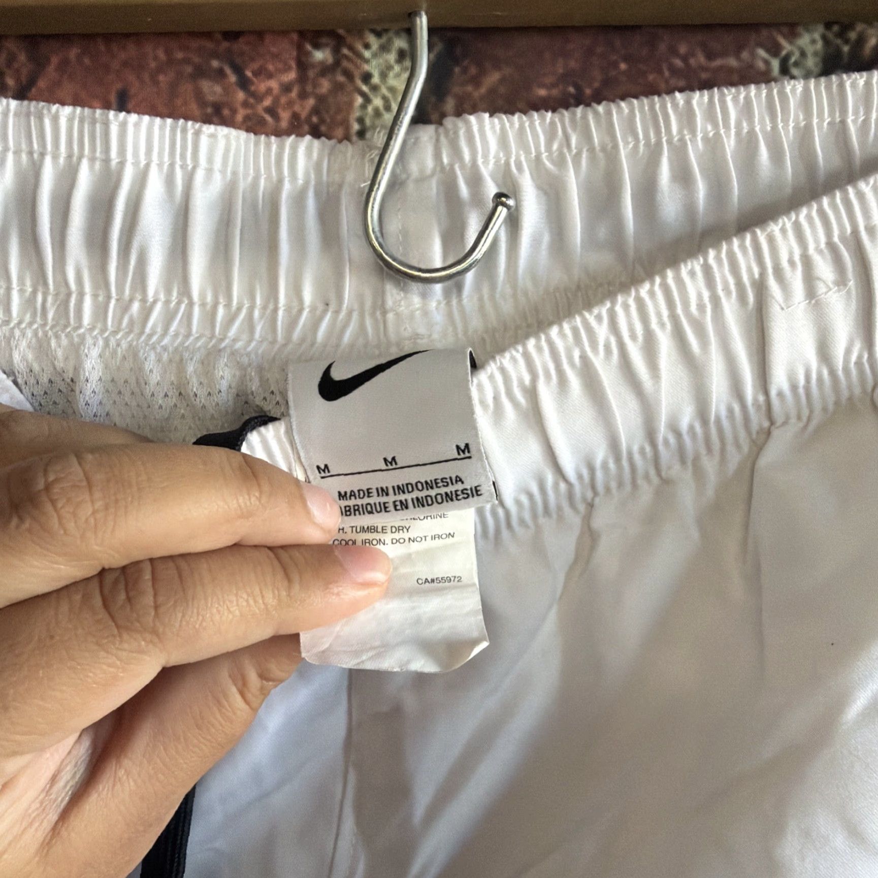 Nike Nike Men's 9" Swim Trunks Medium White Trunks Men's Nike Bottoms Elastic Waist Pockets Drawstring Lined Polyester Blended Fabric Size US 31 - 2 Thumbnail