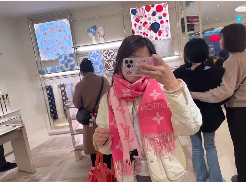 Louis Vuitton Louis Vuitton Pink patchwork white old flower scarf Size ONE SIZE - 5 Thumbnail