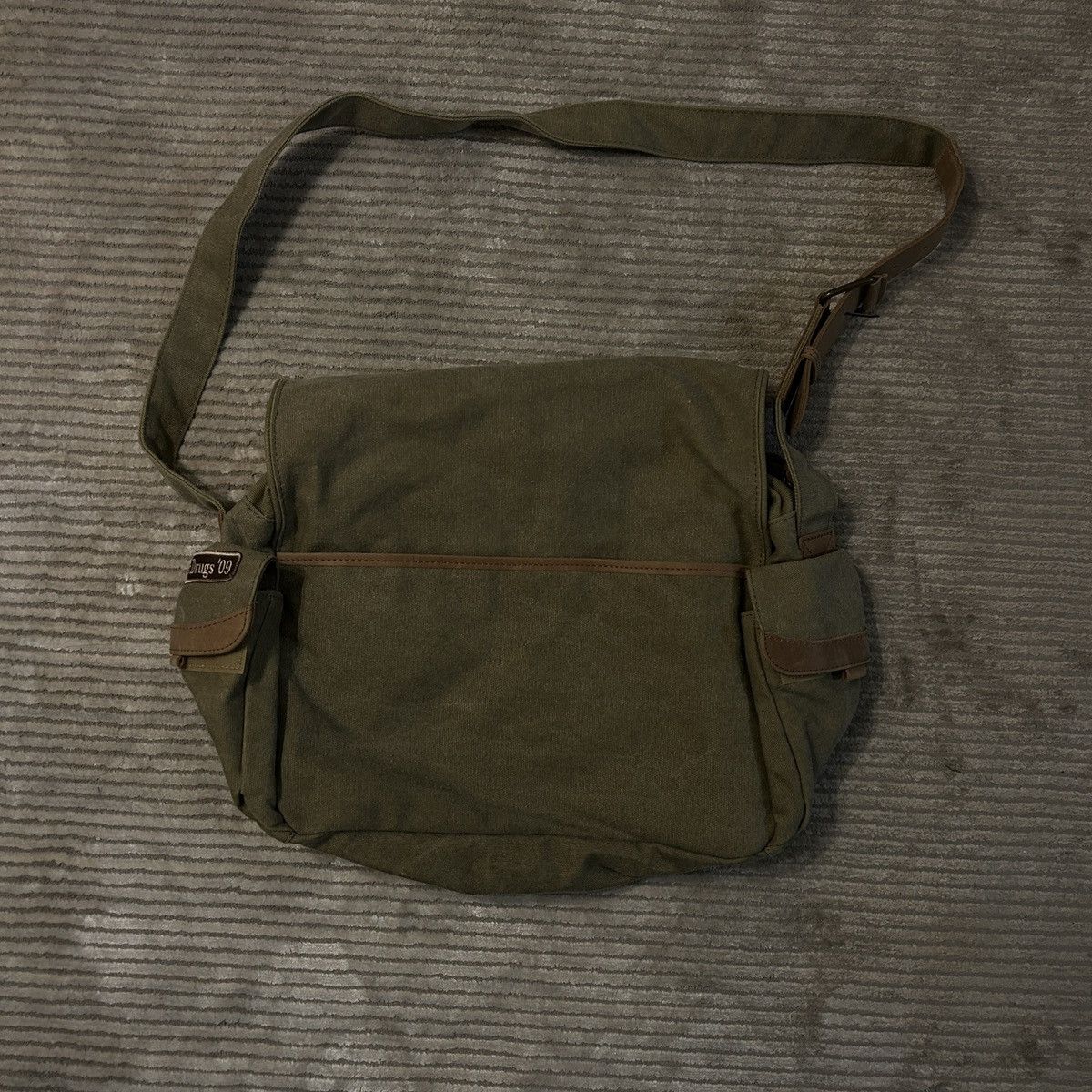 L.L. Bean Love and Other Drugs ‘09 Crew vintage L.L.Bean Messenger Bag Size ONE SIZE - 4 Thumbnail