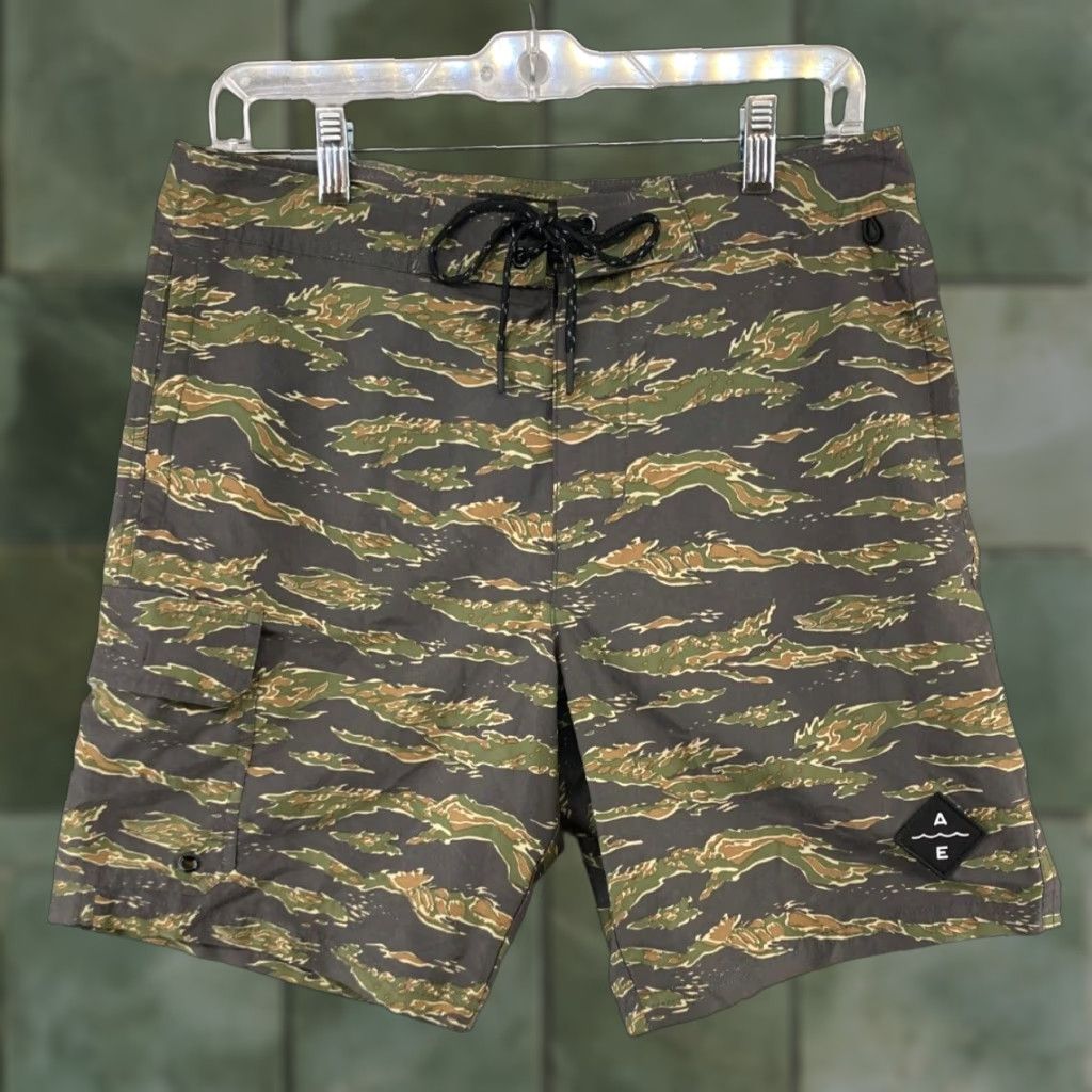 American Eagle Outfitters American Eagle Outfitters Bermuda Shorts Mens Small Green Camo Lightweight Swim Bottoms Size US 29 - 1 Thumbnail