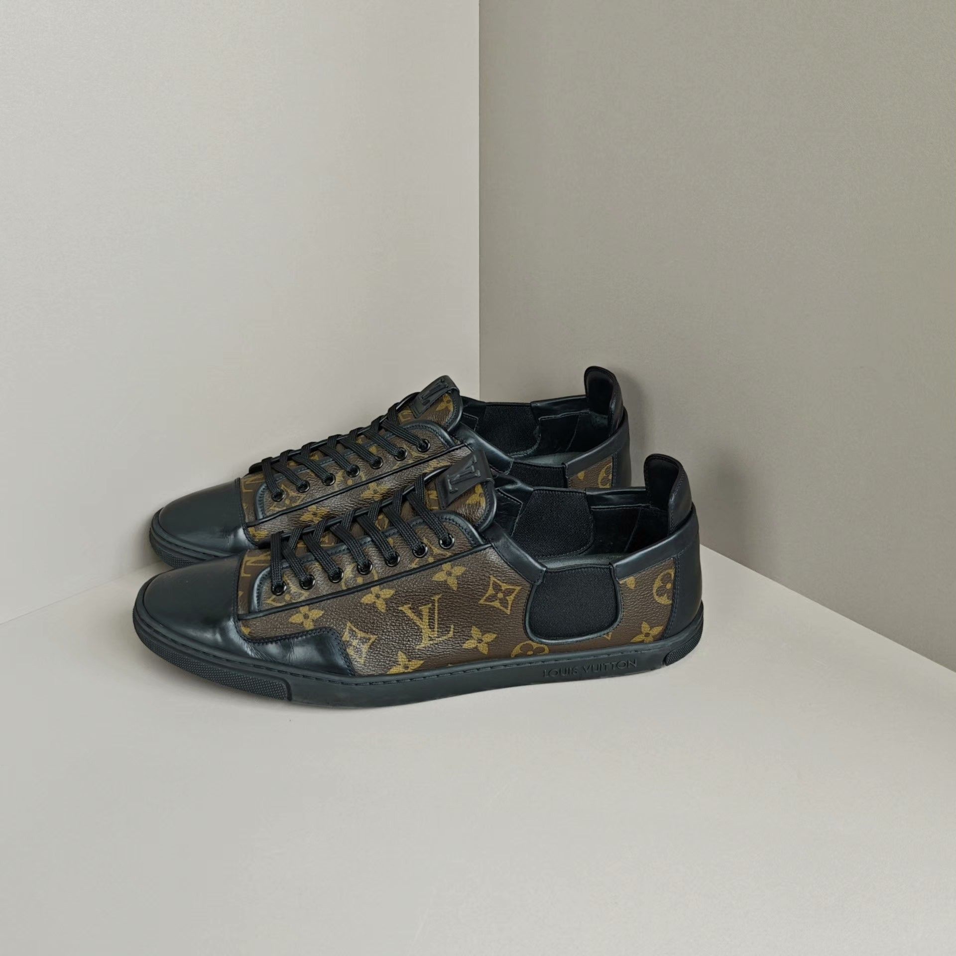 Louis Vuitton Louis Vuitton Lowtop Sneakers 11 Men Size US 11 / EU 44 - 1 Thumbnail
