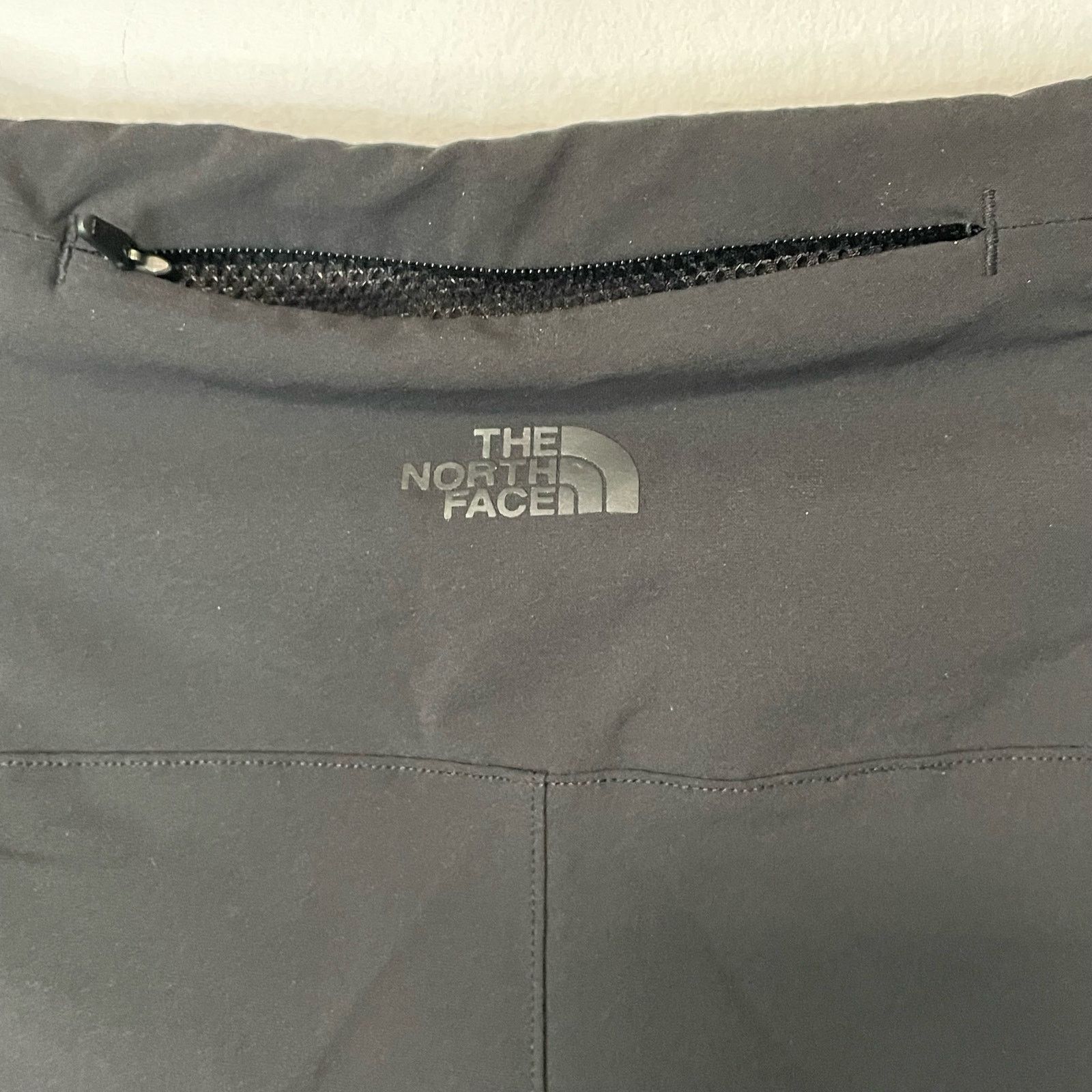 The North Face North Face Black Shorts S Logo Zip Pocket Athletic Unlined Size 26" / US 2 / IT 38 - 4 Thumbnail