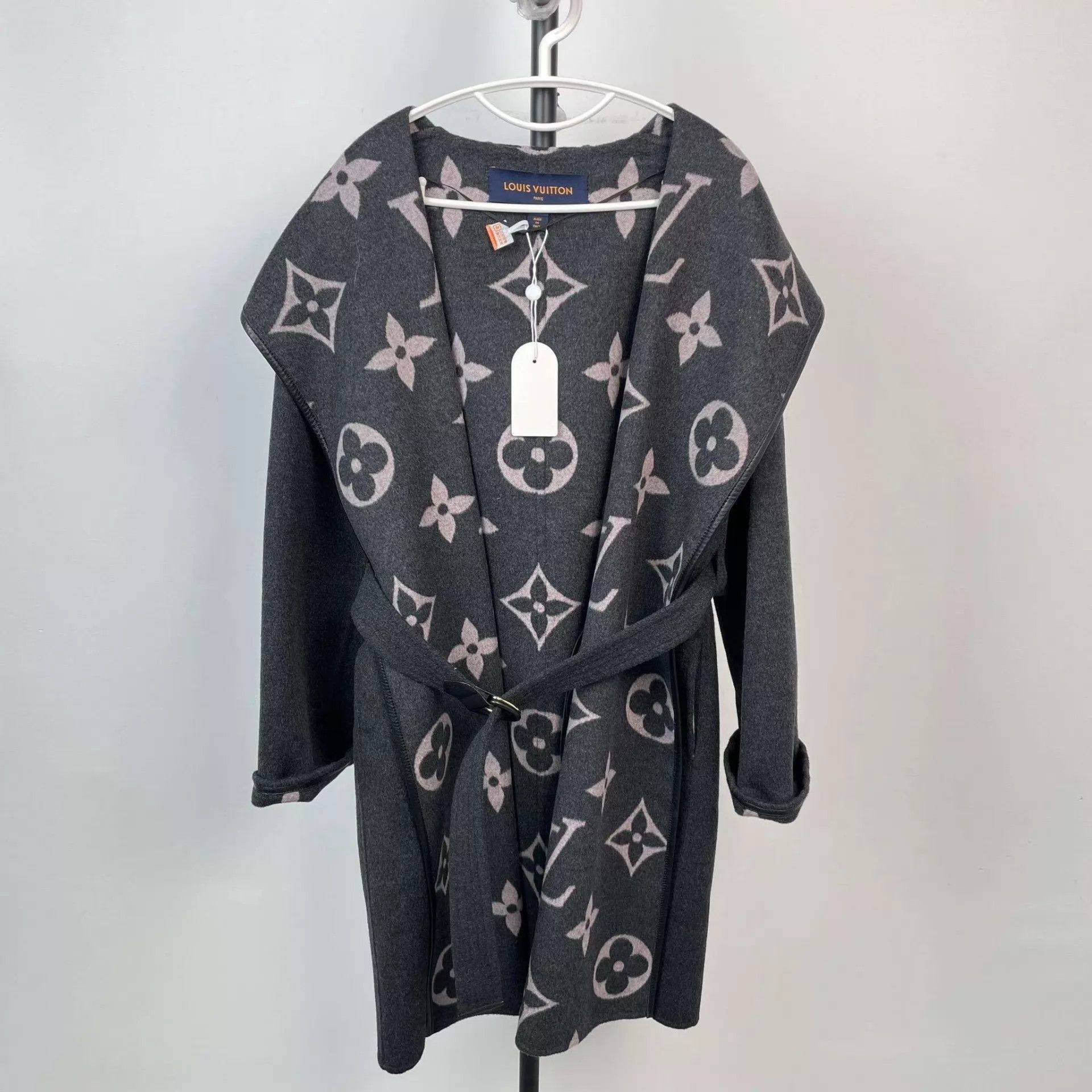 Louis Vuitton LV robe coat EU 36 Gray Size XS / US 0-2 / IT 36-38 - 1 Thumbnail