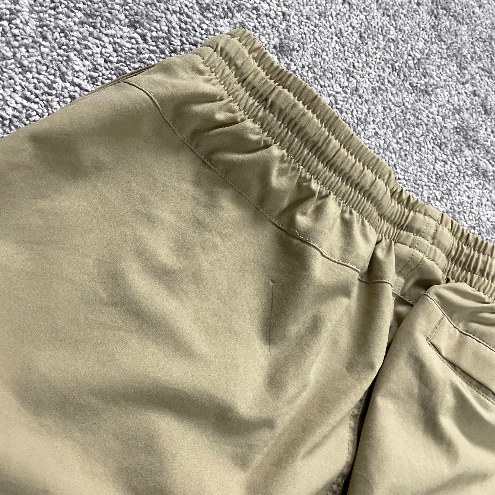Vintage VINTAGE Columbia Chino Shorts Mens Medium Khaki Brown Elastic Waist Casual Travel 8 Inch Inseam Size US 31 - 7 Thumbnail