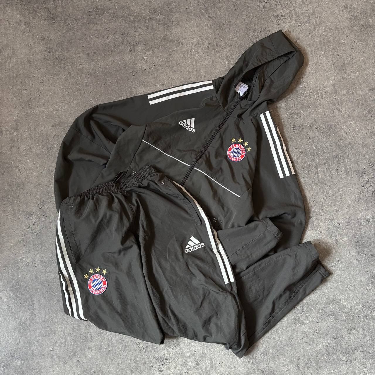 Adidas Rare Vintage adidas FC Bayern Munchen full track suit black Size US S / EU 44-46 / 1 - 1 Thumbnail