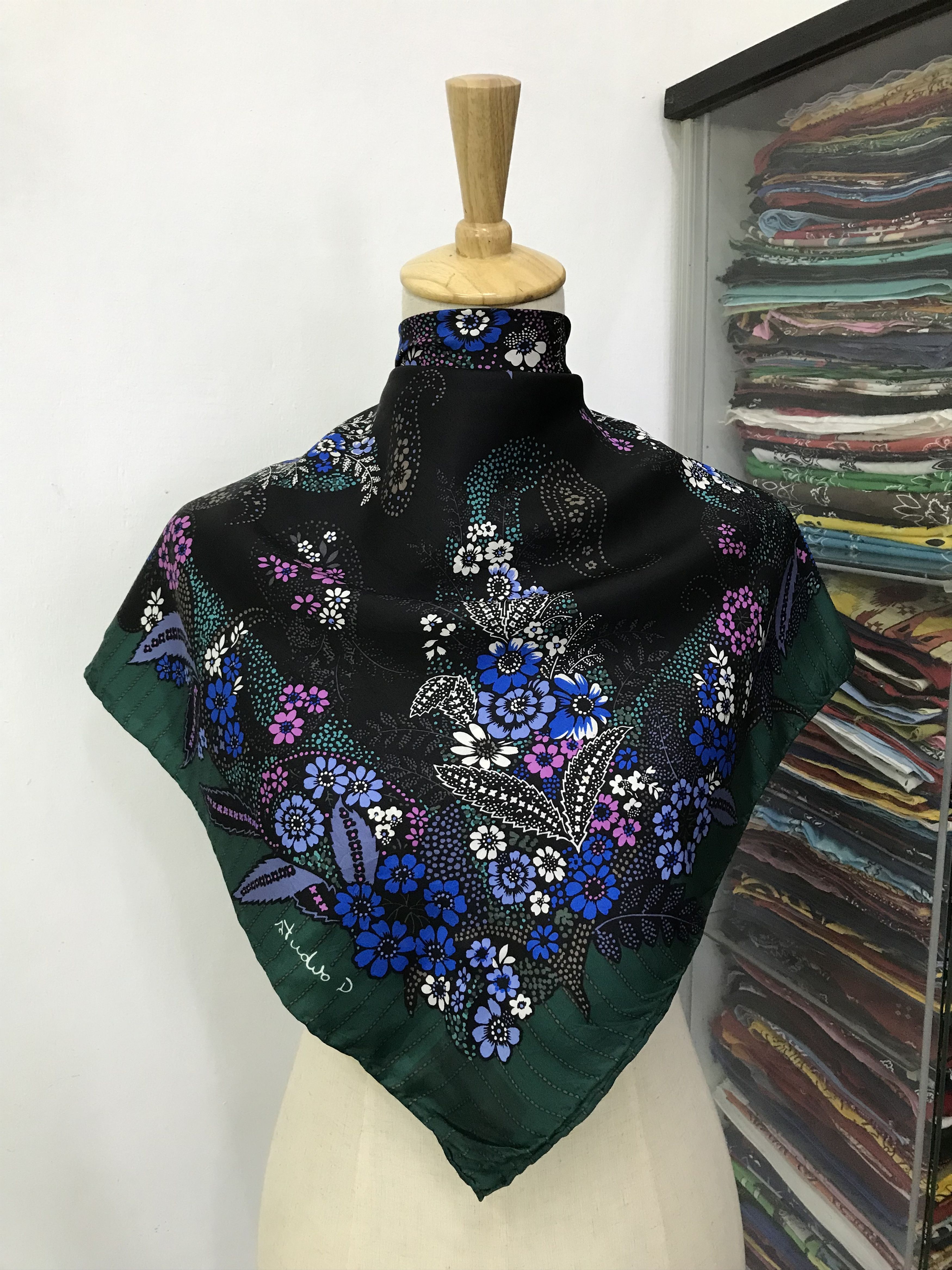 Vintage Vintage Silk Scarf Size ONE SIZE - 1 Thumbnail