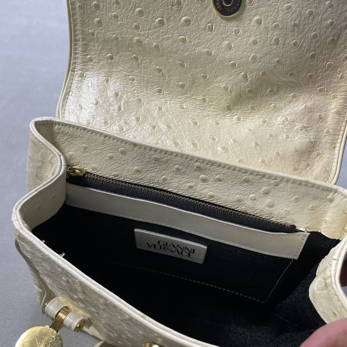 Versace GIANNI VERSACE PEARL WHITE OSTRITCH HAND BAG Size ONE SIZE - 16 Thumbnail