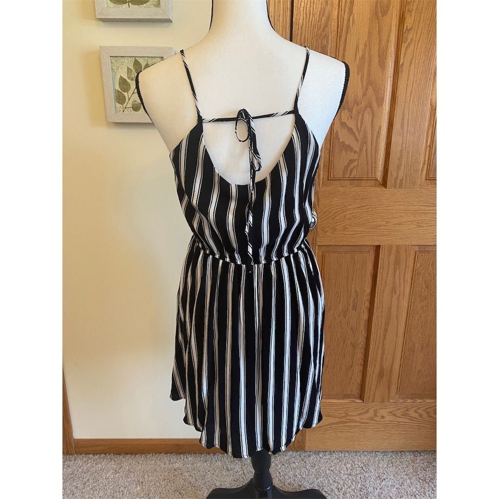 Forever 21 Forever 21 Women's Black & White Striped Mini Dress M Sleev Size M / US 6-8 / IT 42-44 - 6 Thumbnail