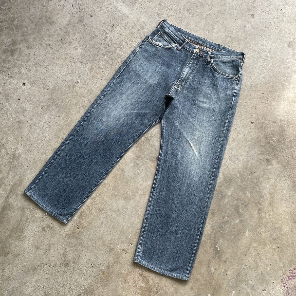 Japanese Brand Vintage Wrangler Jeans Distressed Faded Denim Pants W32 Size US 32 / EU 48 - 2 Thumbnail
