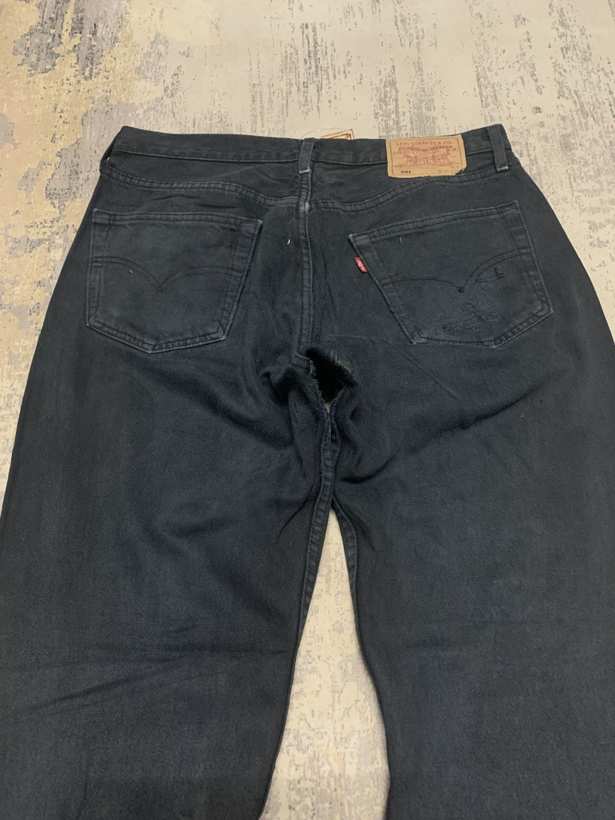 Levi's VINTAGE LEVI'S 501 FADED RIPPED JEAN BLACK WASH Size US 33 - 7 Thumbnail