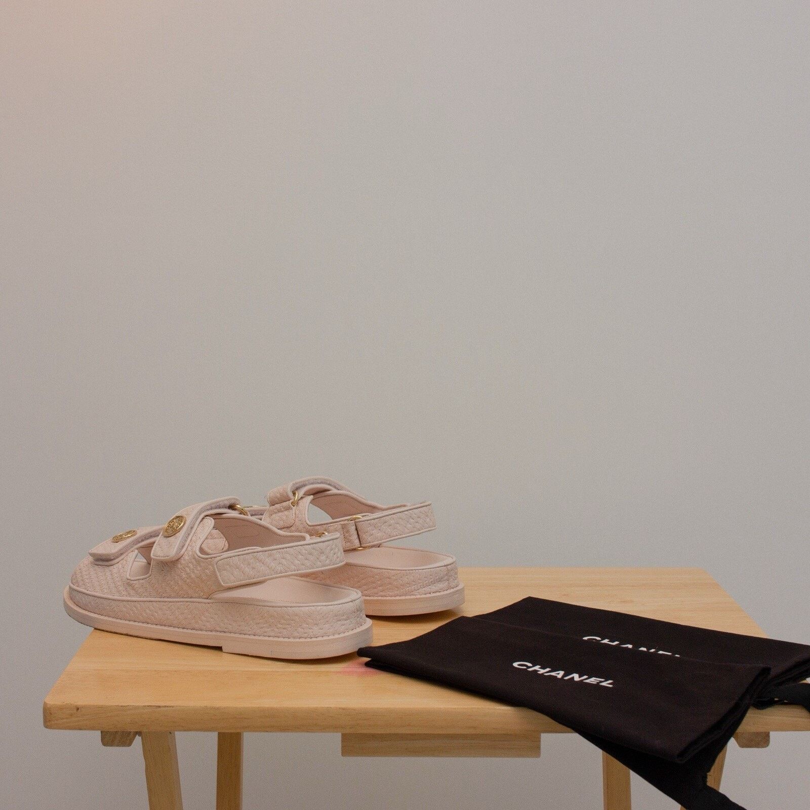 Chanel 1950$ CHANEL 2022 Calfskin Dad Medallion Sandals Pink 38 1/2 Size US 8.5 / IT 38.5 - 11 Thumbnail