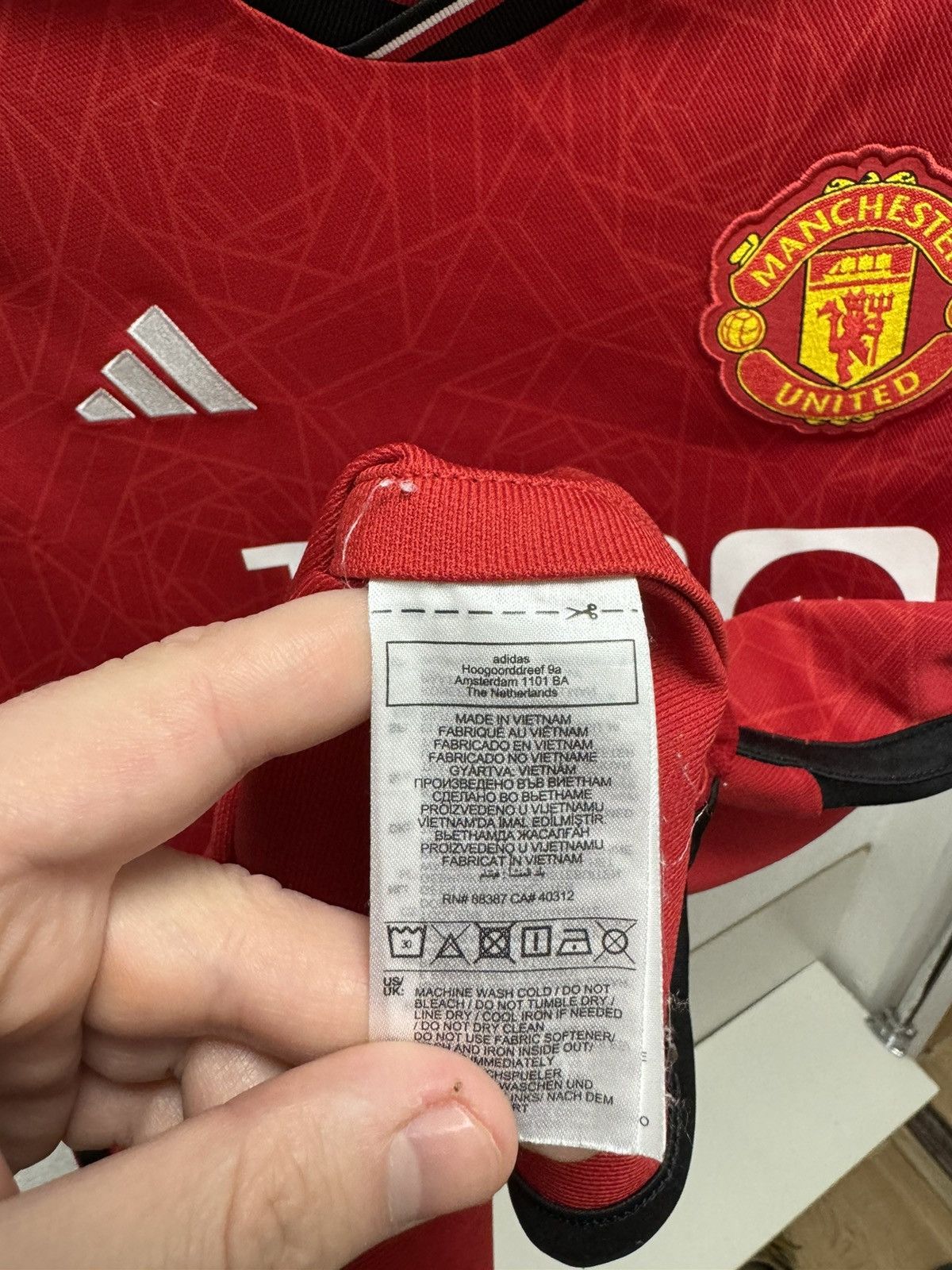 Adidas Manchester United adidas soccer jersey 2023 M sz Size US M / EU 48-50 / 2 - 4 Thumbnail