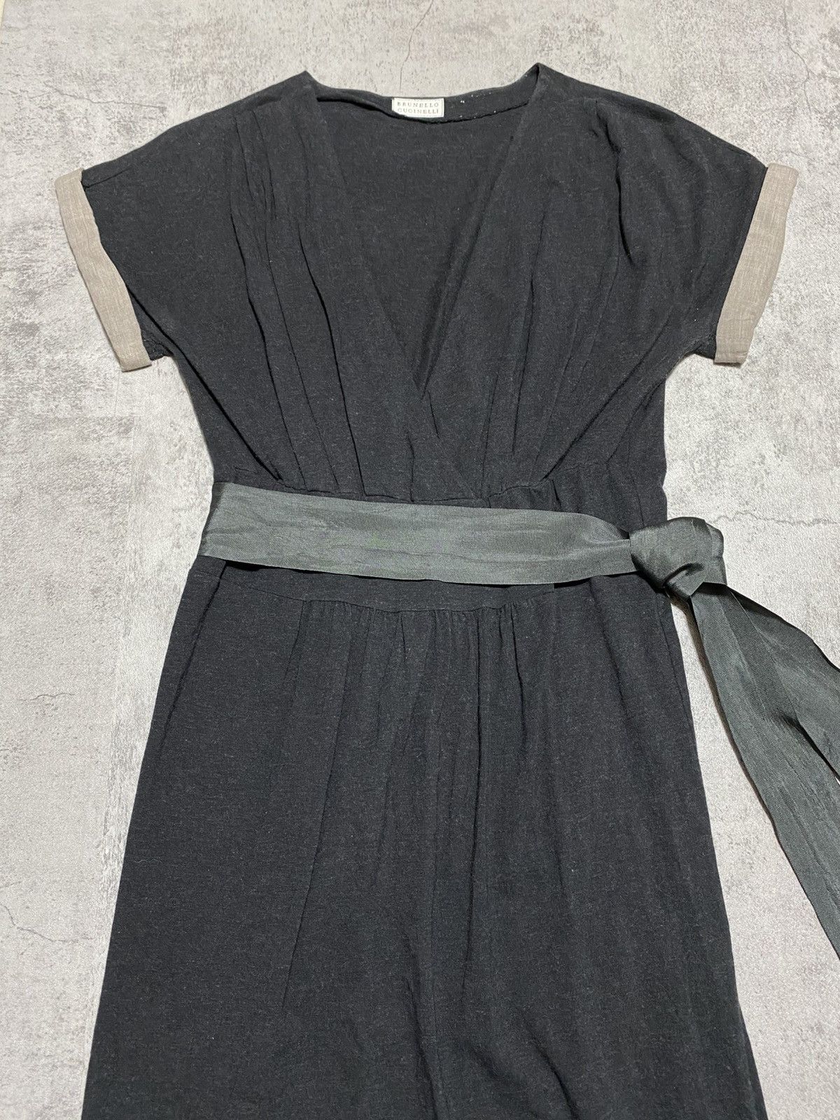 Brunello Cucinelli BRUNELLO CUCINELLI V-NECK CHARCOAL GREY DRESS Size S / US 4 / IT 40 - 2 Thumbnail
