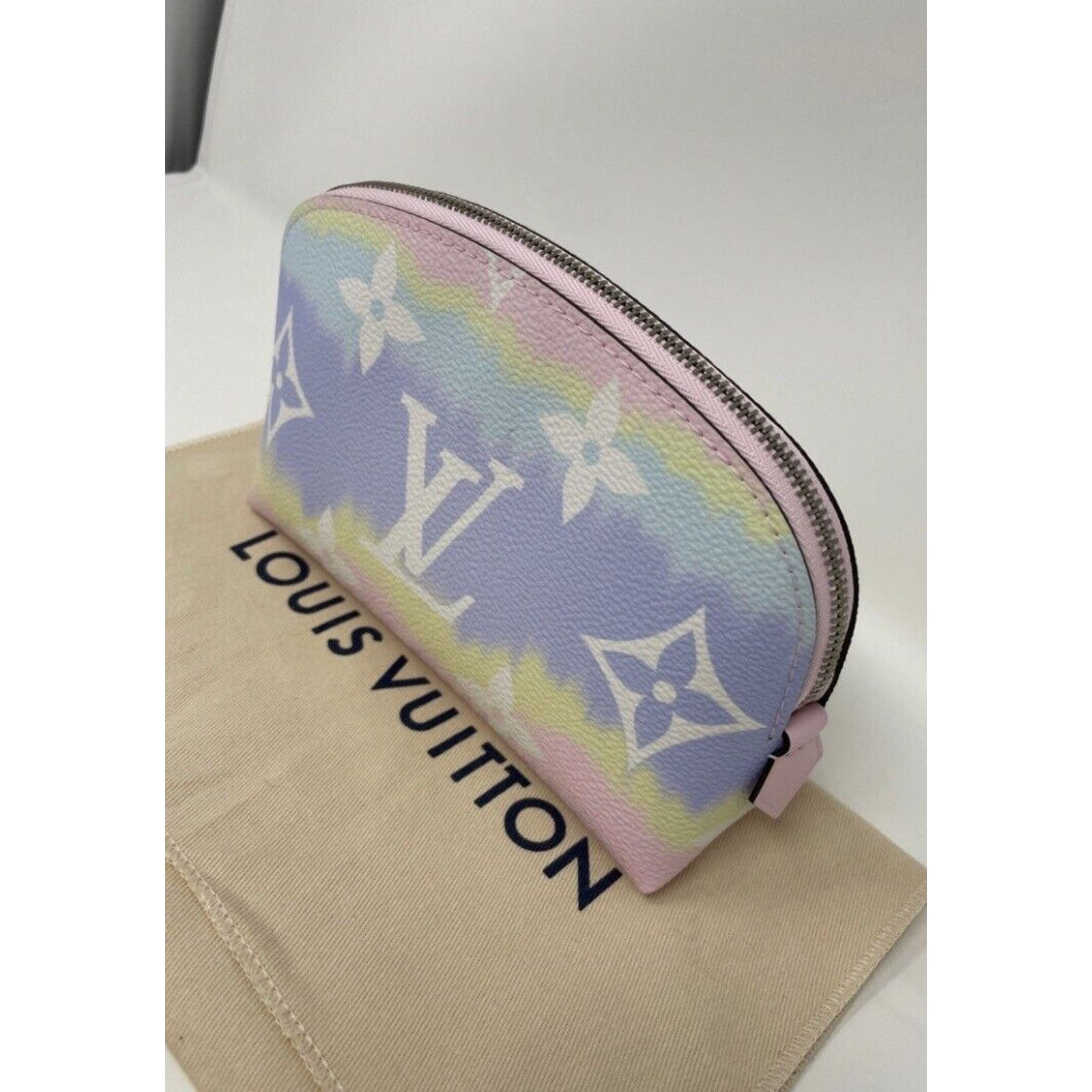 Louis Vuitton Louis Vuitton Monogram Giant LV Escale Pochette Cosmetic Size ONE SIZE - 4 Thumbnail