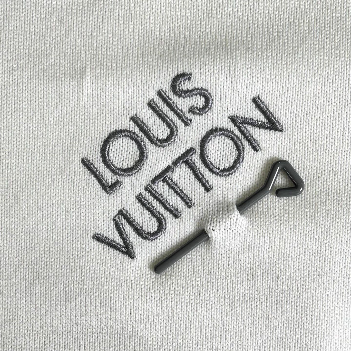 Louis Vuitton LV Embroidered Logo Pin Knit S/S Tee L Size US L / EU 52-54 / 3 - 6 Thumbnail