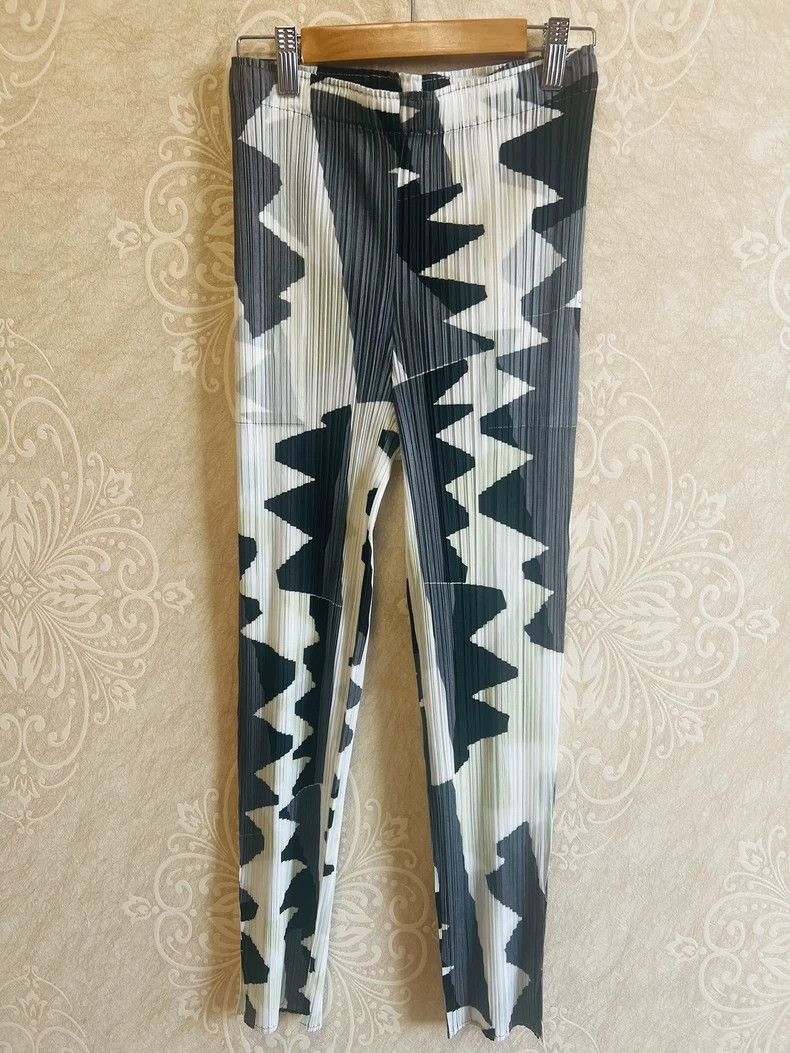 Issey Miyake size:2 Grey and white pleated trousers