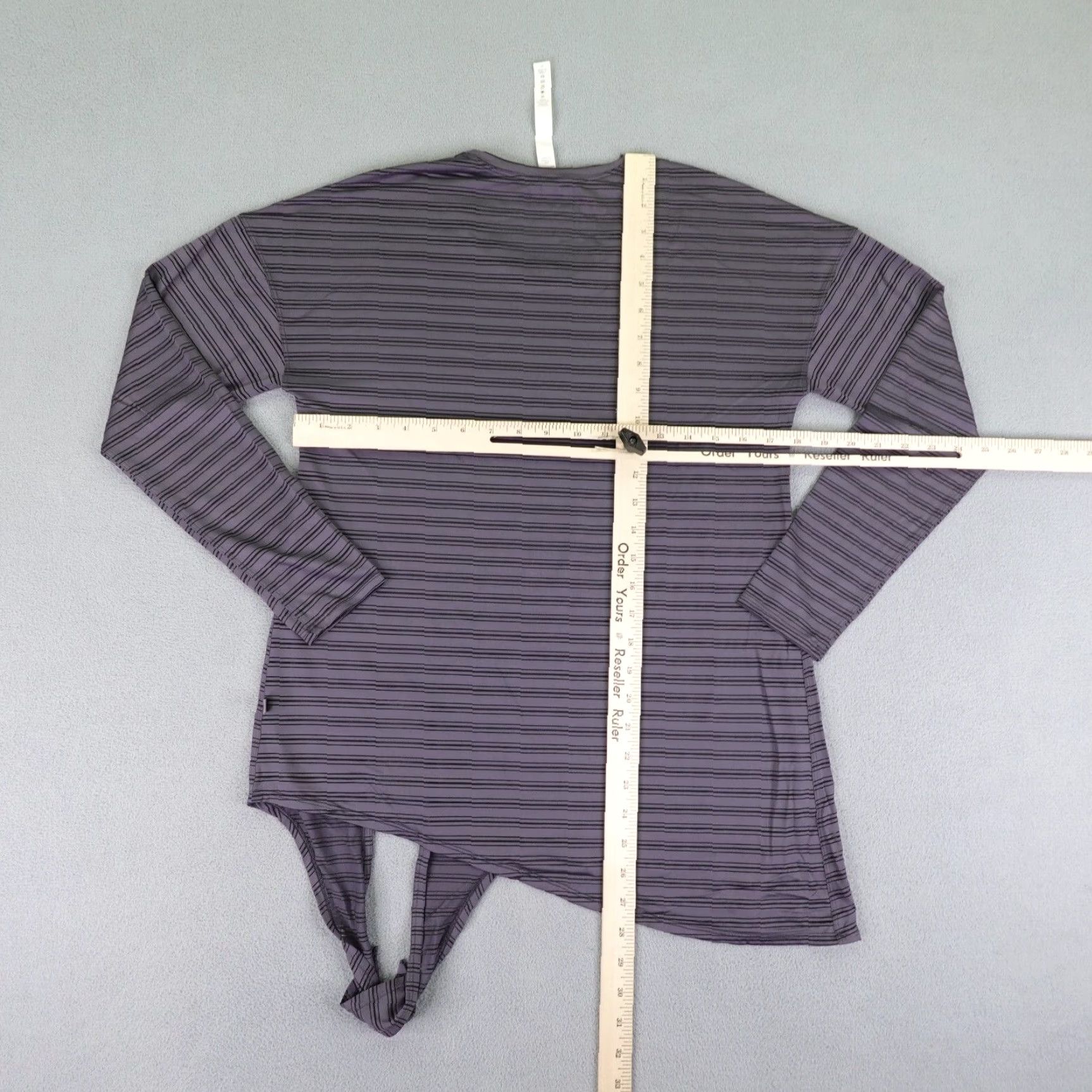 Lululemon VINTAGE Lululemon Shirt Womens 6 Gray Striped Long Sleeve Yoga Top Activewear Size M / US 6-8 / IT 42-44 - 4 Thumbnail