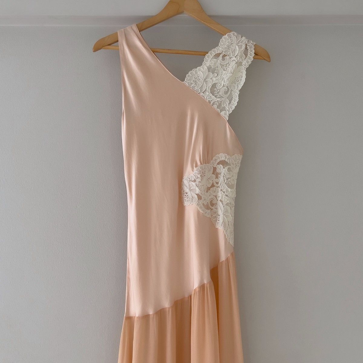 Victoria's Secret Victoria’s Secret 1990s Peach Silk & Lace Slip Gown (S–M) Size M / US 6-8 / IT 42-44 - 13 Thumbnail