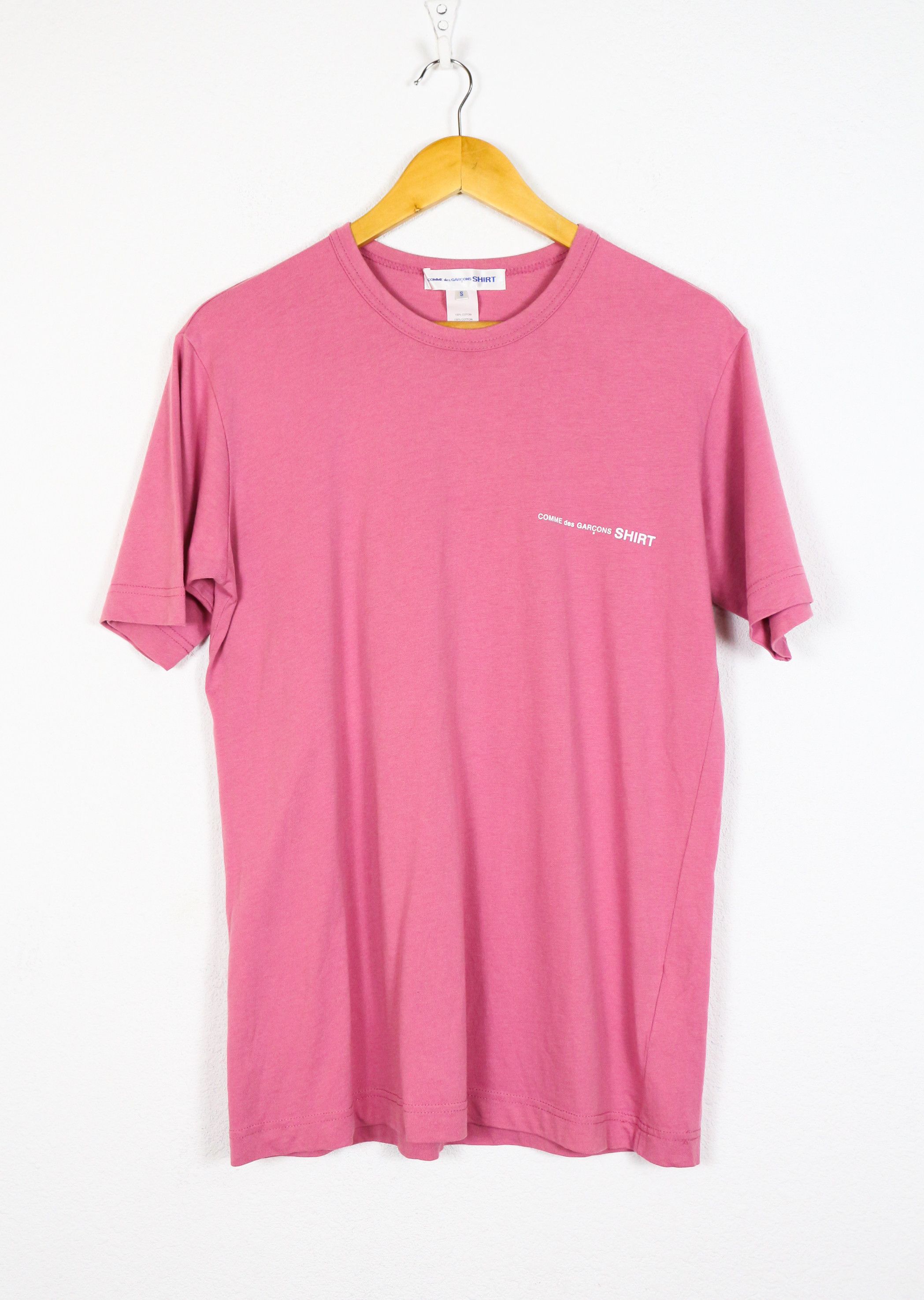 Comme des Garcons SHIRT Comme Des Garcons SHIRT Logo Front Pink Tee T-shirt Size US S / EU 44-46 / 1 - 1 Thumbnail