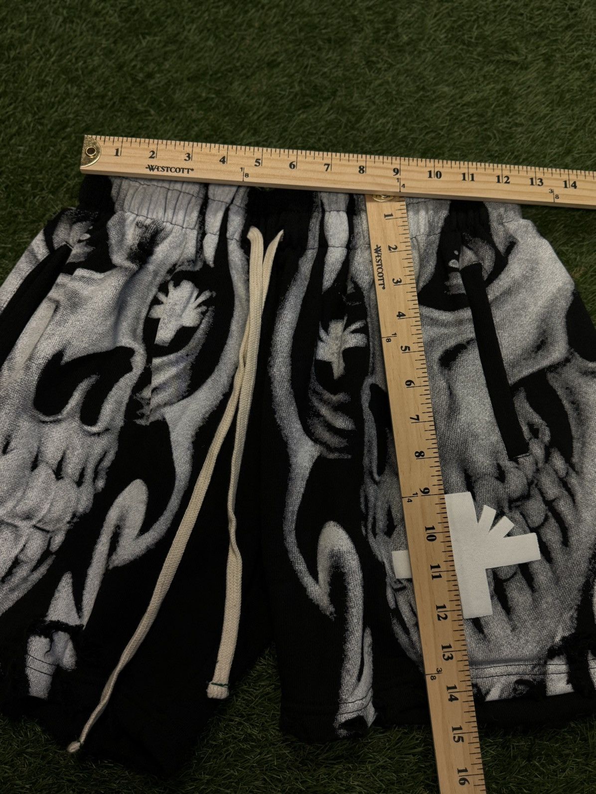 Vertabrae Vertabrae Skeleton Shorts Black White Size S (NEW) Size US 27 - 12 Thumbnail