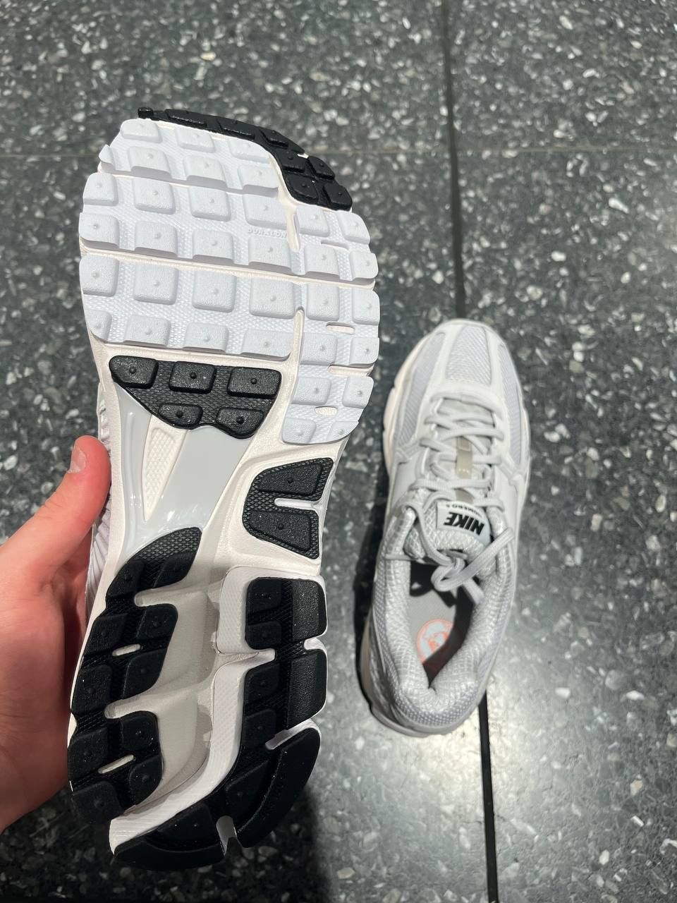 Nike Nike Zoom Vomero 5 Size US 10 / EU 43 - 6 Thumbnail