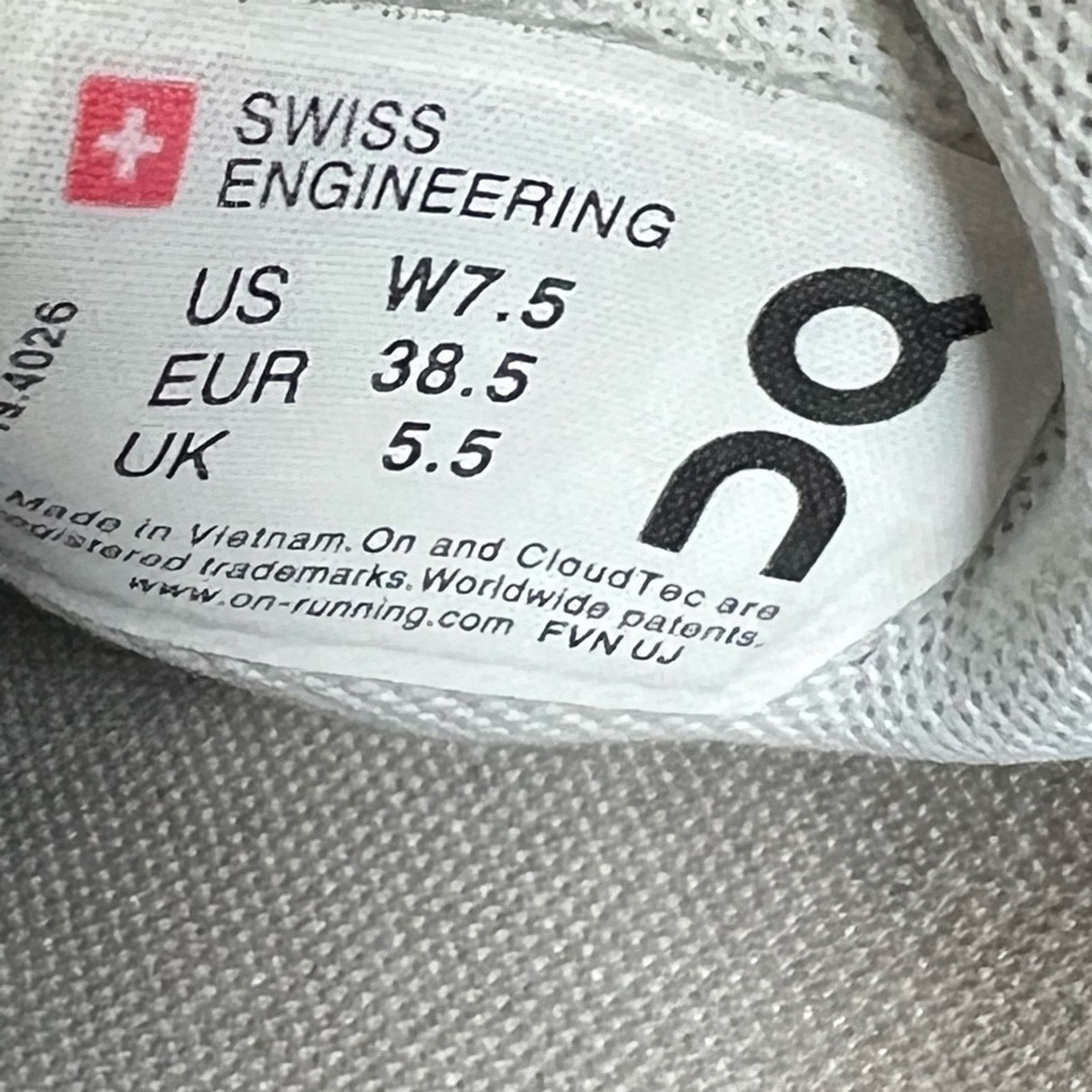 On On Cloud 5 Women's Size 7.5 US Blue White Athletic Shoes Size US 7.5 / IT 37.5 - 9 Thumbnail
