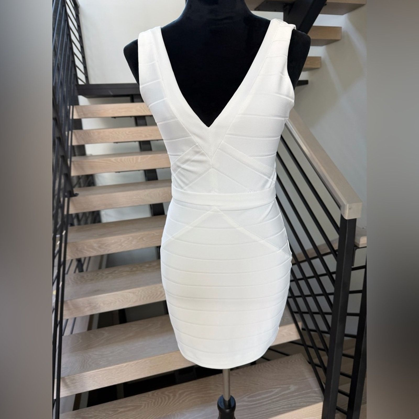 Guess New Guess Stylish White V-Neck Dress size S Size XS / US 0-2 / IT 36-38 - 2 Thumbnail