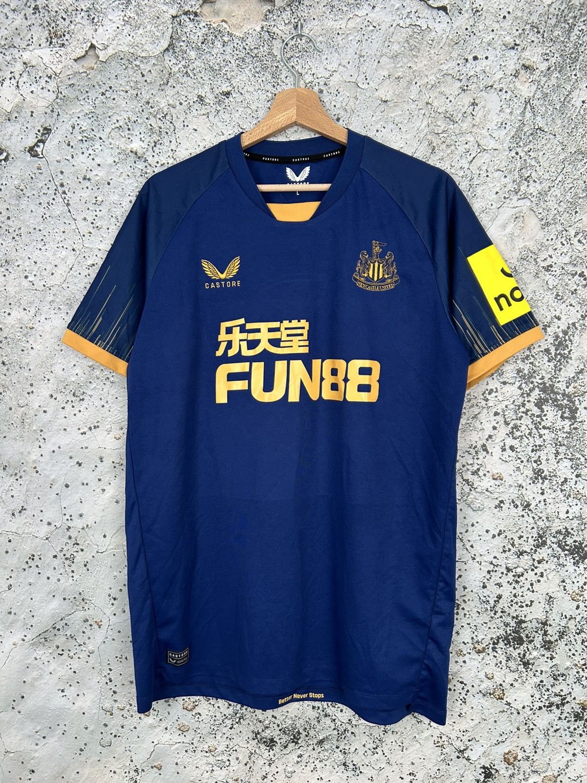 Castore Newcastle United Isak Soccer Jersey Castore Football Rare Size US L / EU 52-54 / 3 - 2 Thumbnail