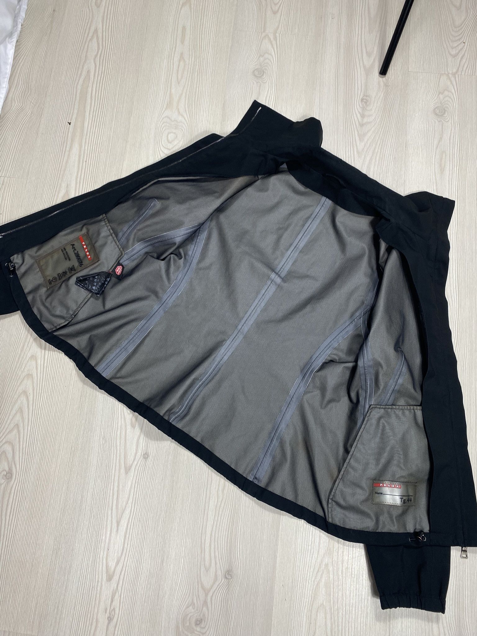 Prada Prada Vintage Gore-Tex Windbreaker Women's Jacket Size 44 Size S / US 4 / IT 40 - 4 Thumbnail