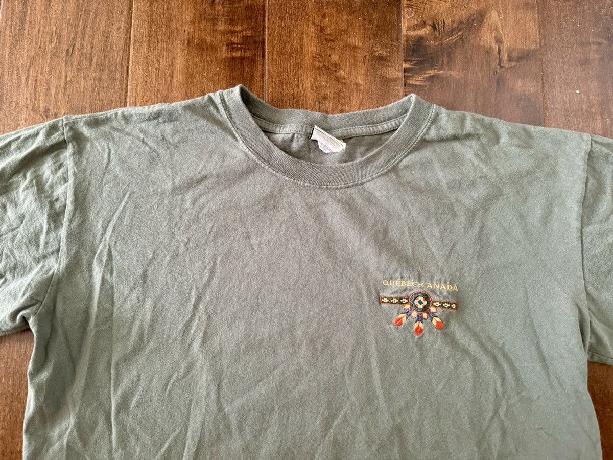ATTRACTIONS × Vintage Attraction Tag Quebec Canada Vintage Olive Green T-Shirt Size US XL / EU 56 / 4 - 1 Thumbnail