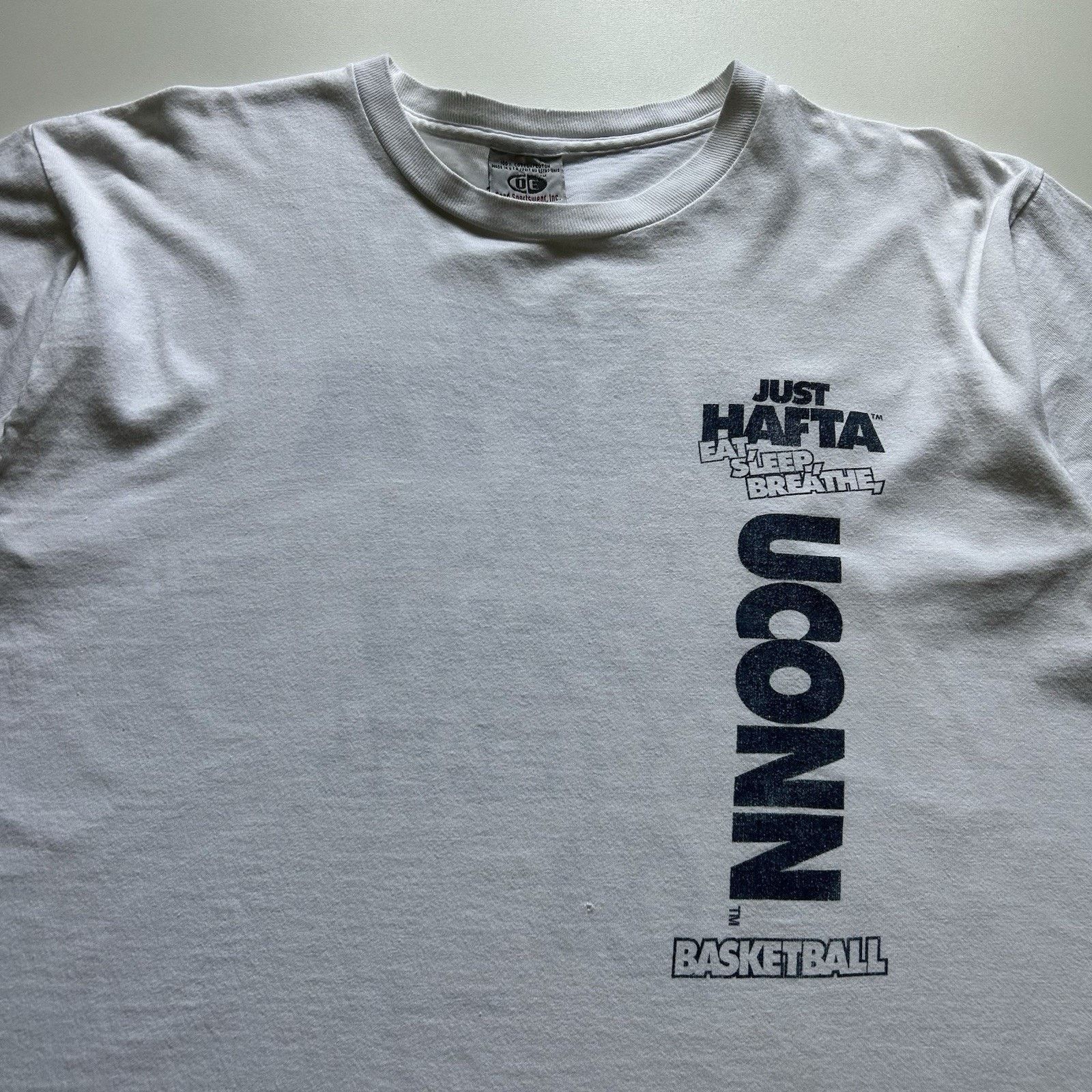 Fruit Of The Loom Vintage UConn Basketball T-Shirt Large Y2K NCAA College Art Size US L / EU 52-54 / 3 - 2 Thumbnail